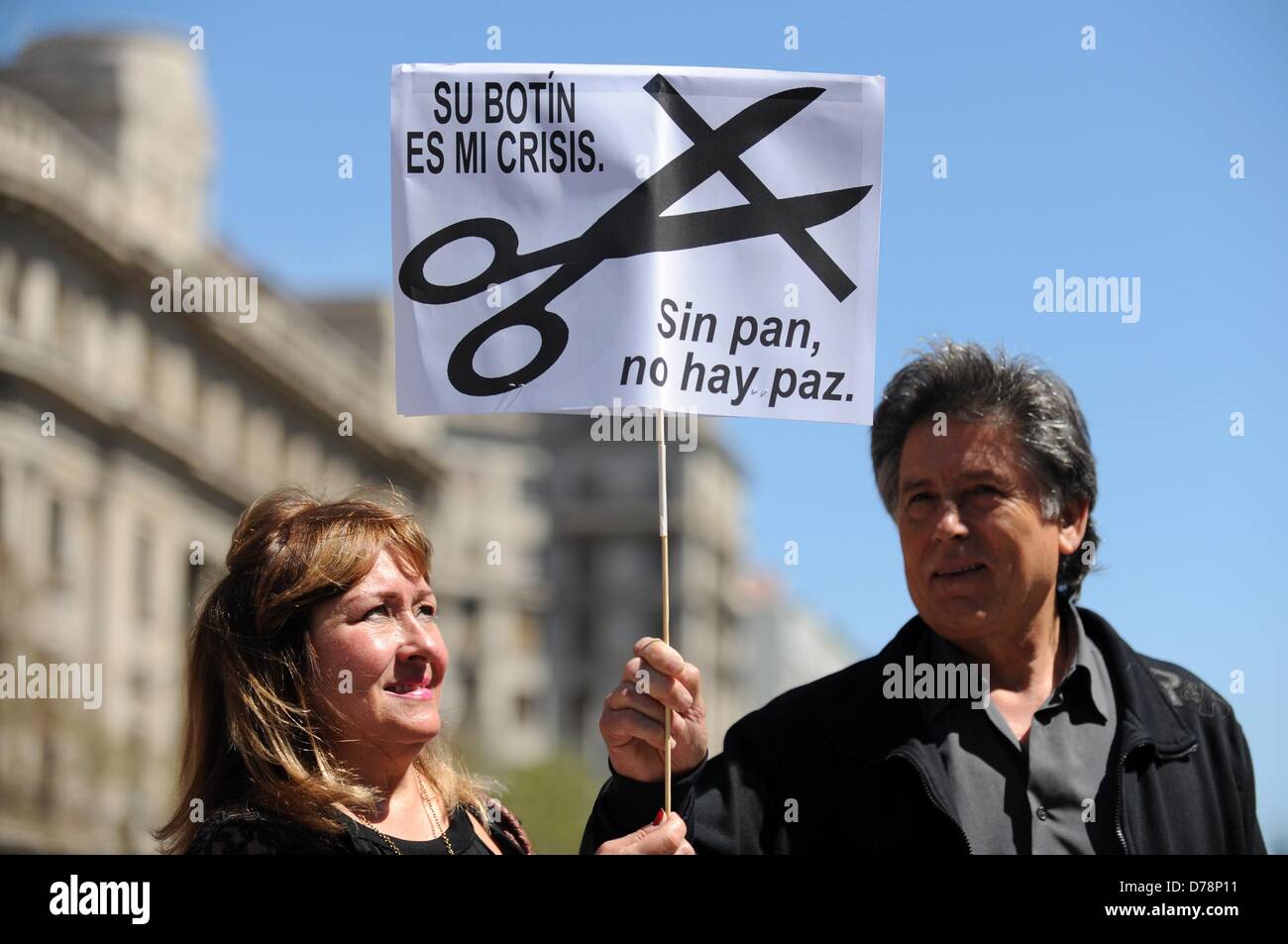 Barcelone, Espagne. 1er mai 2013. Une femme et un homme tenir une pancarte avec l'inscription 'Sin pan no hay paz' ('il n'y a pas de paix sans pain') au cours d'une manifestation du premier mai à Barcelone, Espagne, 01 mai 2013. Photo : Andreas GEBERT/dpa/Alamy Live News Banque D'Images