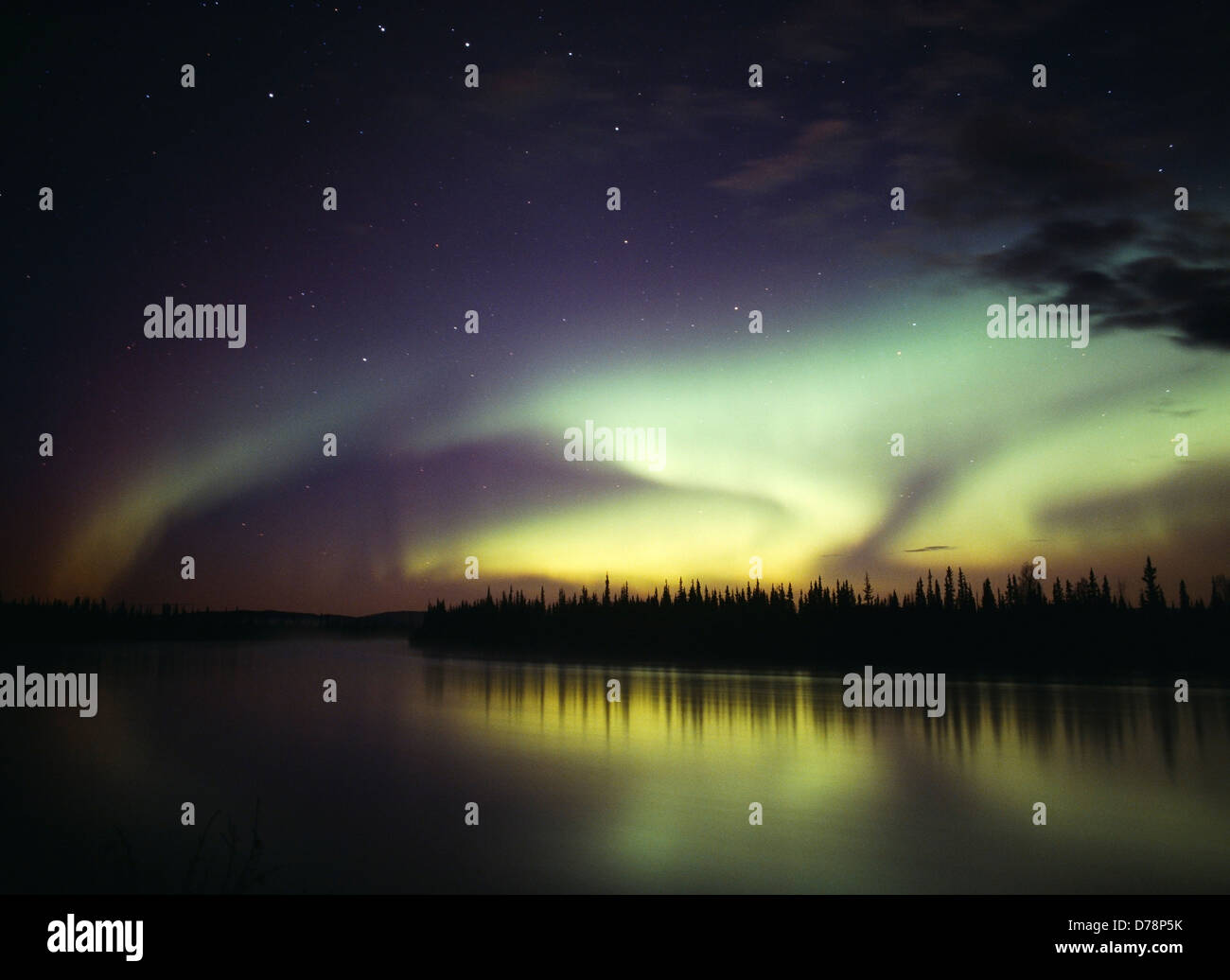 La rivière Tanana sur Aurora au cours d'une tempête géomagnétique heures tôt le matin 15 septembre 2005 Tanacross en Alaska. Banque D'Images