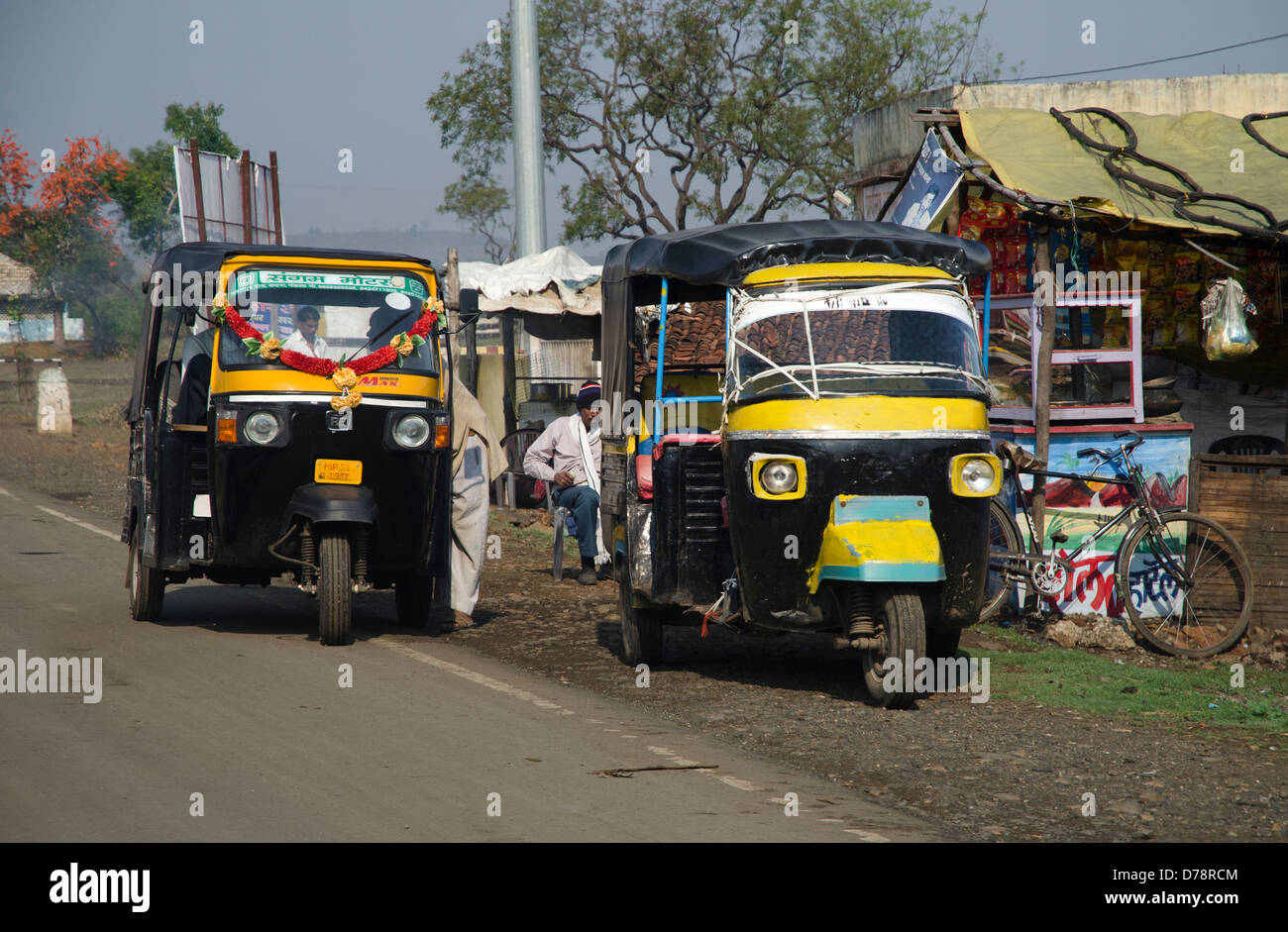 Pousse-pousse automatique,tuk-tuks,passager,transporteurs,street,Madhya Pradesh, Inde Banque D'Images