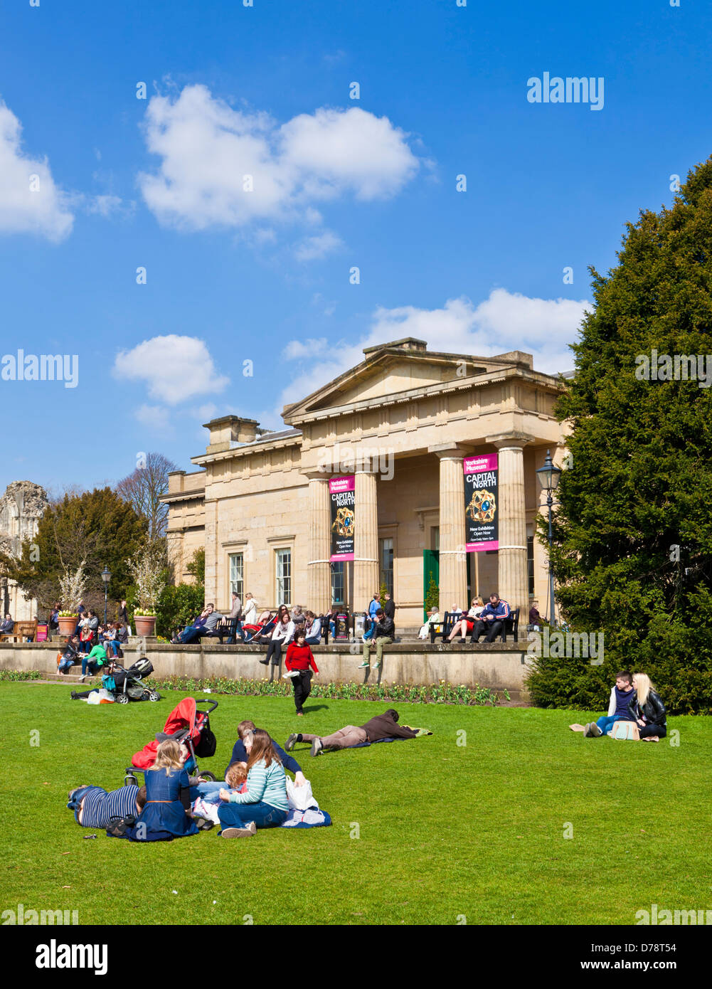 Entrée principale de l'Yorkshire museum et jardins de la ville de New York cafe England UK GB EU Europe Banque D'Images