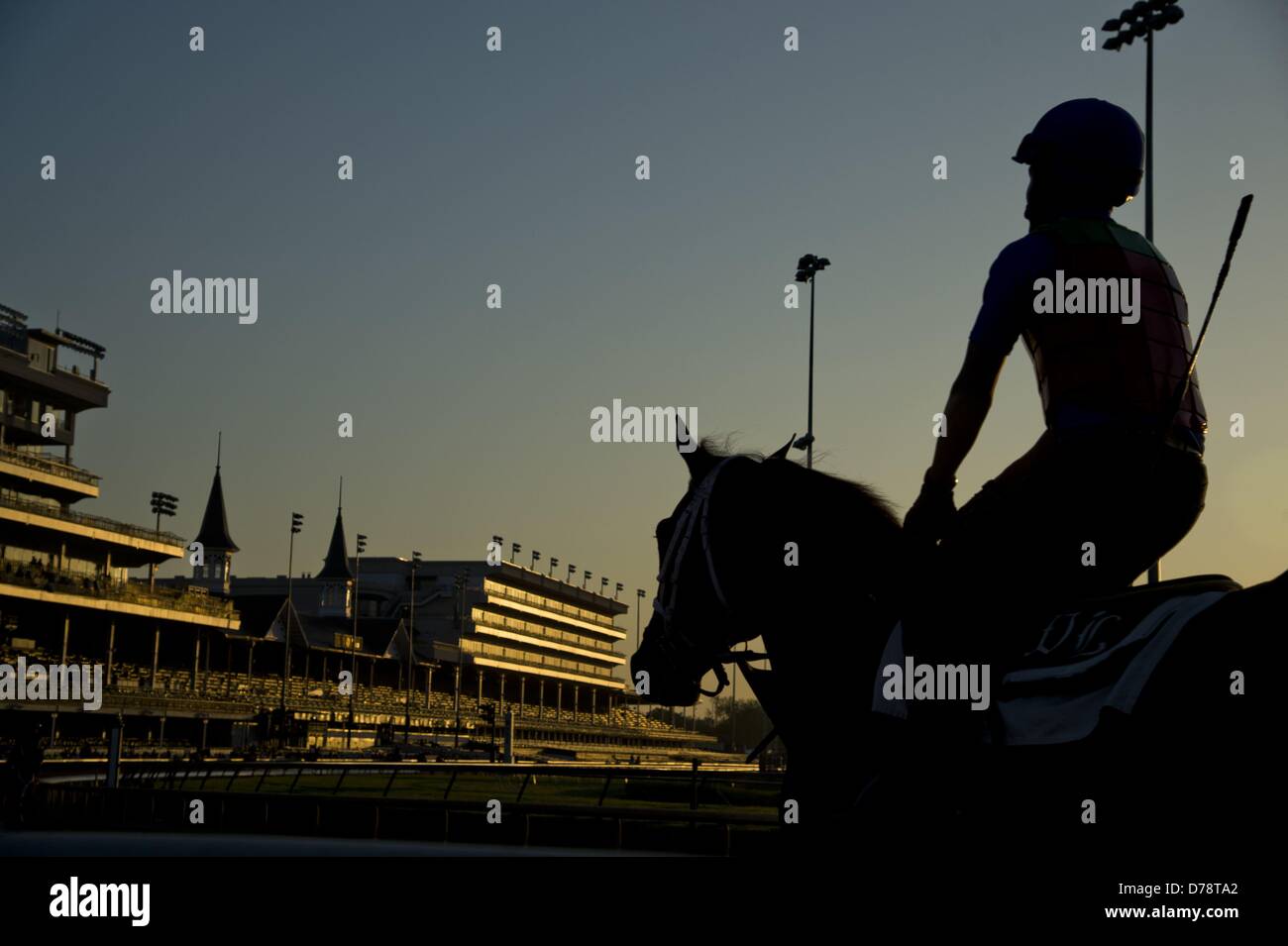 Louisville, Kentucky, USA. 1er mai 2013. Le soleil levant définir une scène pittoresque d'entraînement du matin pour le Kentucky Derby à Churchill Downs à Louisville, Kentucky, le 1 mai 2013. (Crédit Image : Crédit : Scott Serio/Eclipse/ZUMAPRESS.com/Alamy Live News) Banque D'Images