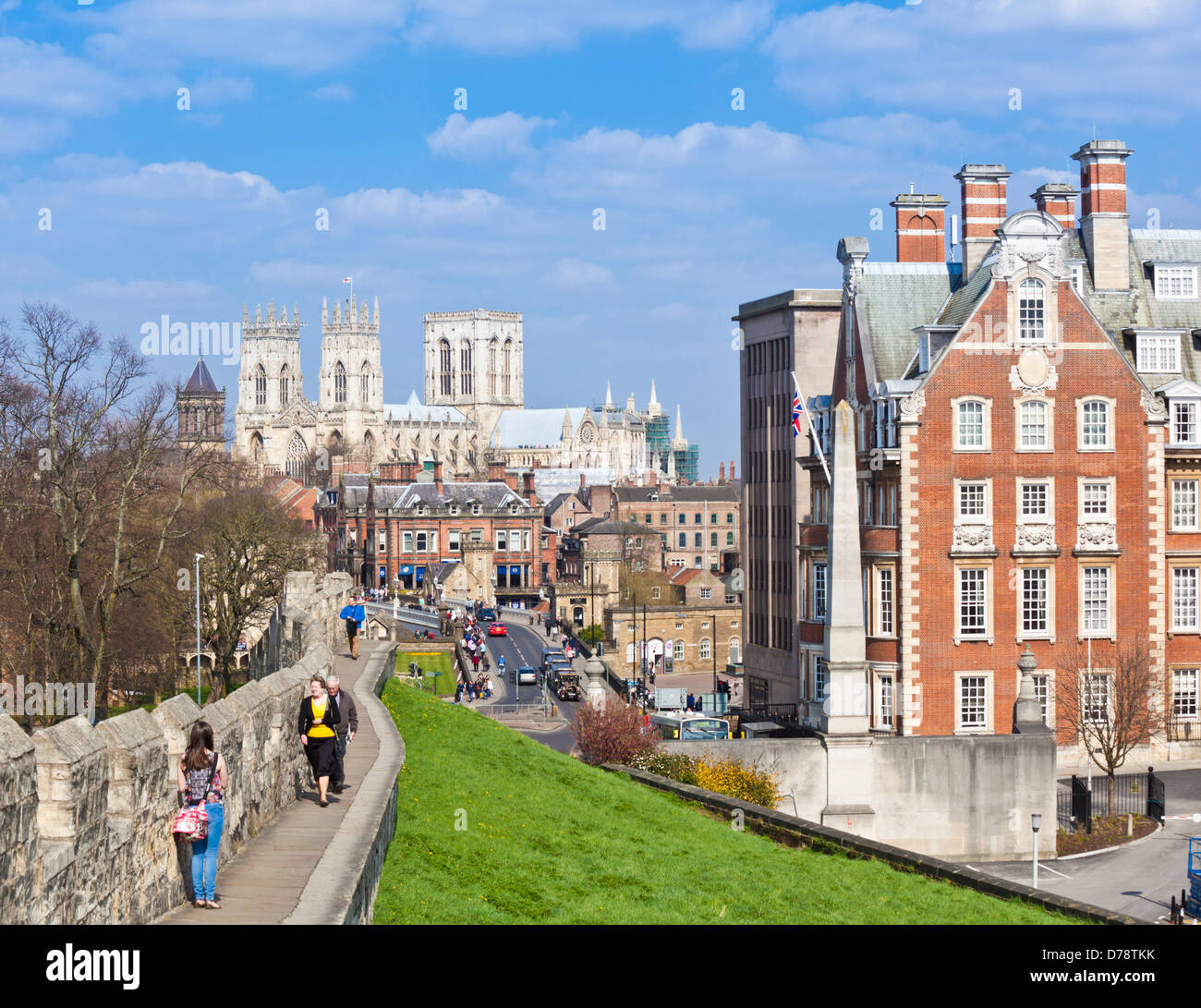La cathédrale de York et les touristes à marcher le long d'une section de l'enceinte historique de la ville, chemin Station York Yorkshire Angleterre UK GB EU Europe Banque D'Images