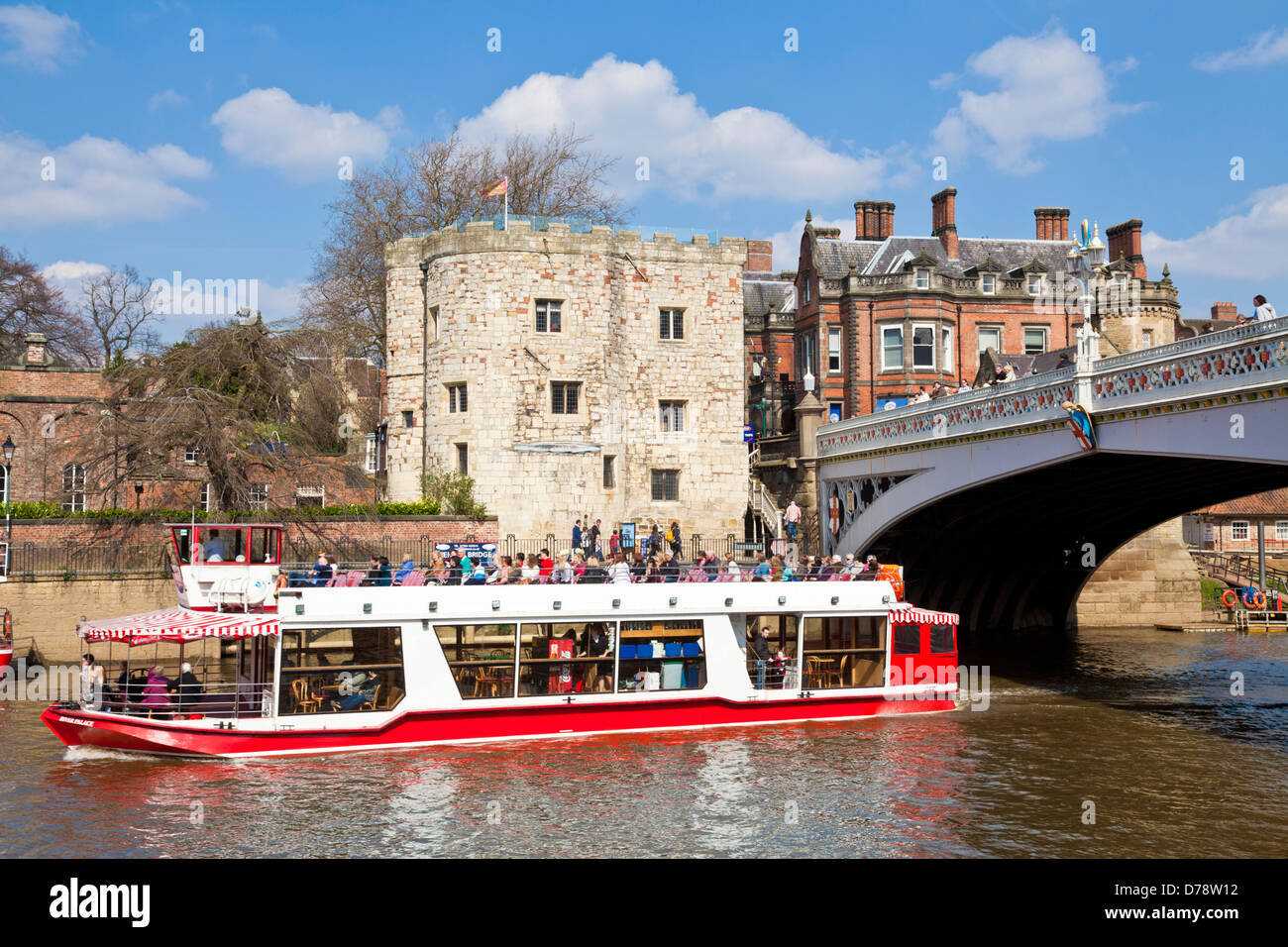 Croisière sur la rivière de New York sur la rivière Ouse passer sous Lendal bridge le centre-ville de York North Yorkshire England UK GB EU Europe Banque D'Images