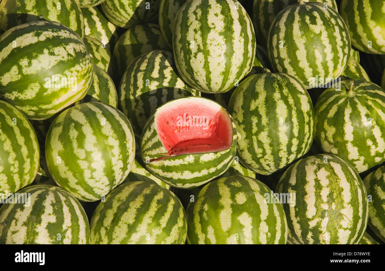 Turquie Kusadasi Aydin Province Fresh watermelon en vente au marché central de la ville de produire avec des fruits coupés pour montrer la chair rouge Banque D'Images