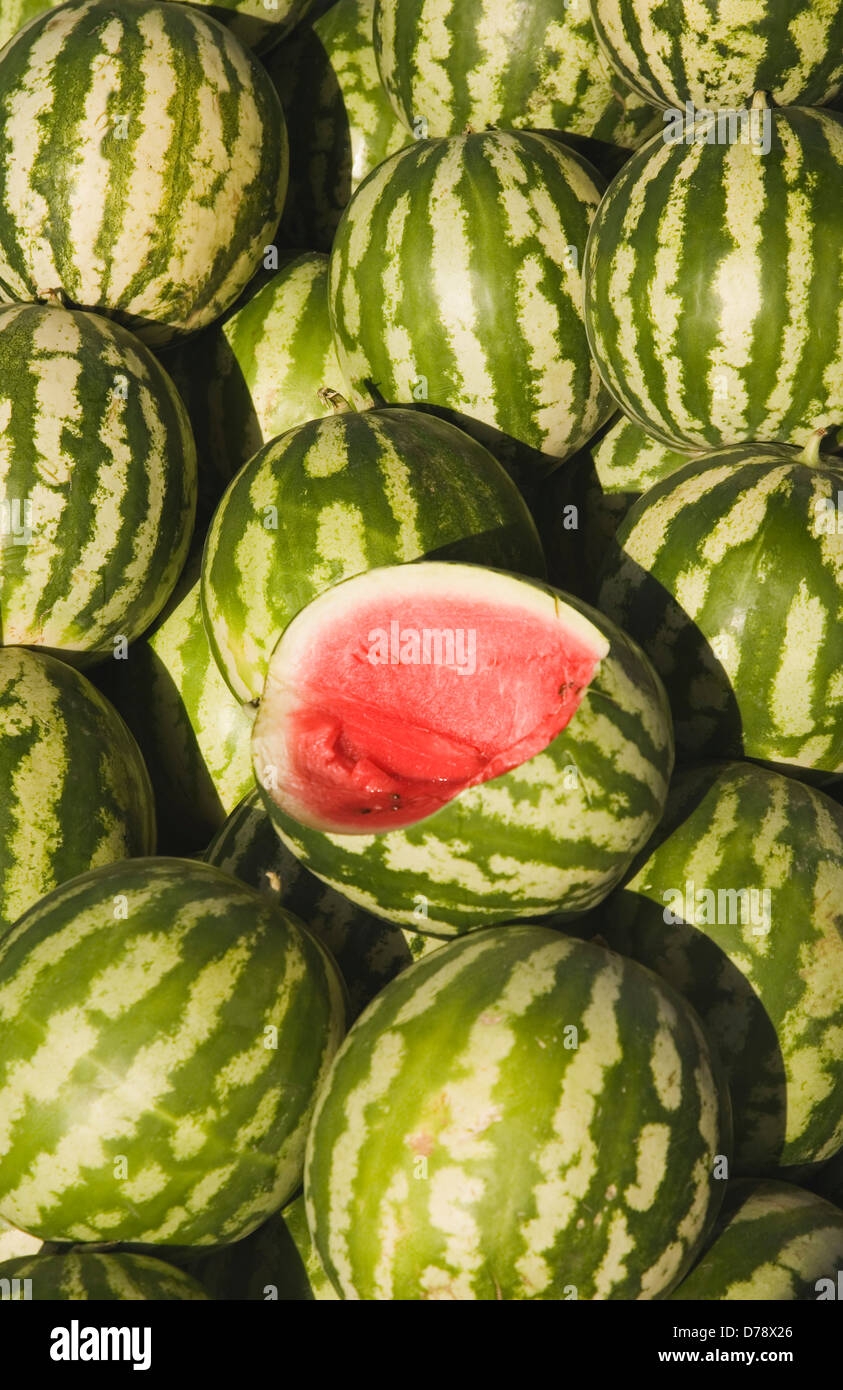 Turquie Kusadasi Aydin Province Fresh watermelon en vente au marché central de la ville de produire avec des fruits coupés pour montrer la chair rouge Banque D'Images