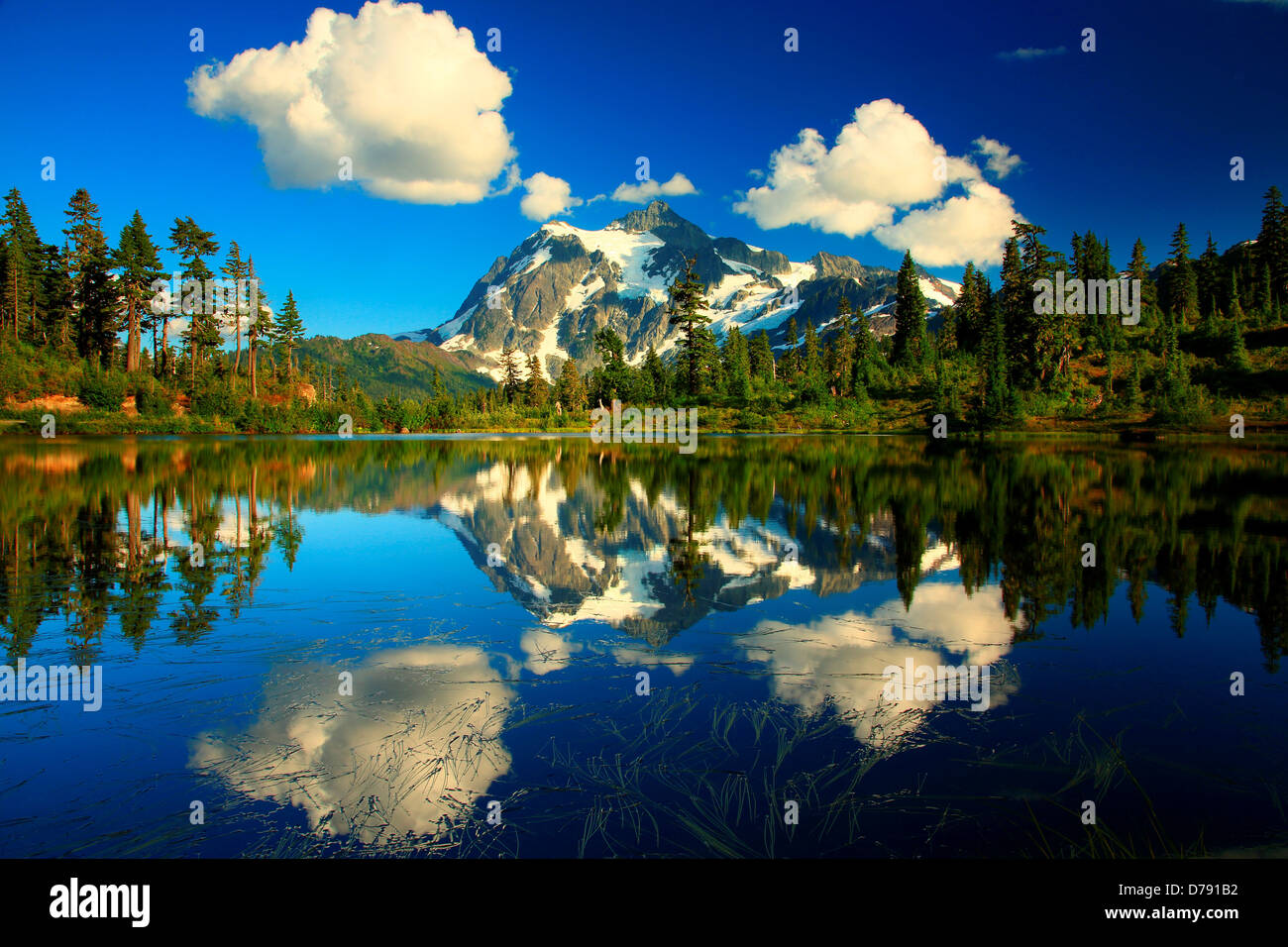 USA Washington Voir Mt Shuksan reflétant en photo dans le lac Heather Meadows à Mt Baker National Recreation Area Washington Banque D'Images