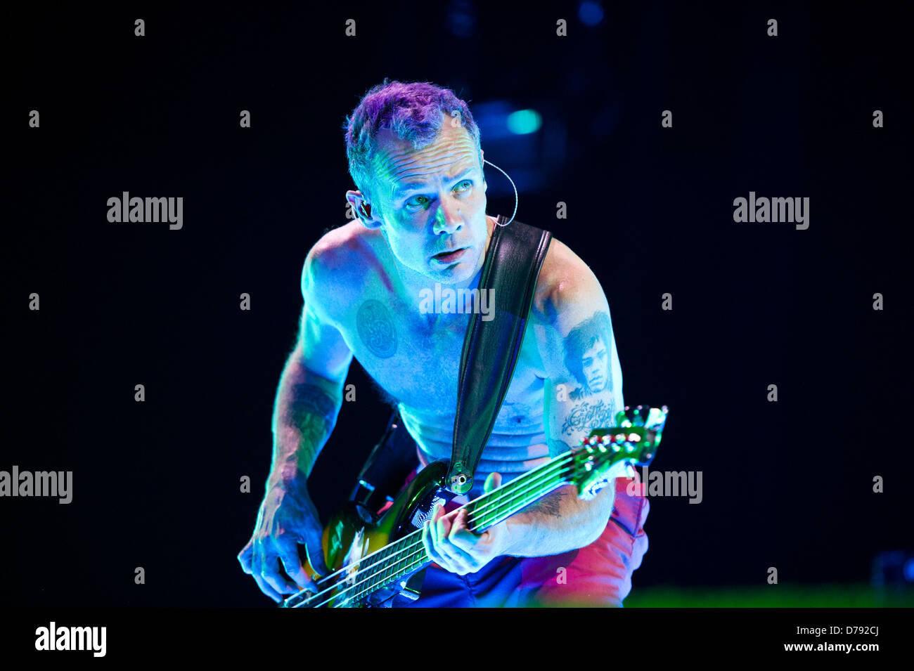 Flea des Red Hot Chili Peppers en live à l'O2 Arena de Londres, Angleterre - 07.11.11 Banque D'Images