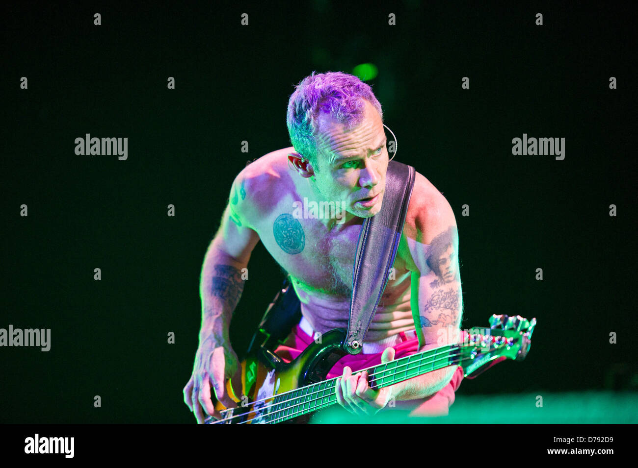 Flea des Red Hot Chili Peppers en live à l'O2 Arena de Londres, Angleterre - 07.11.11 Banque D'Images