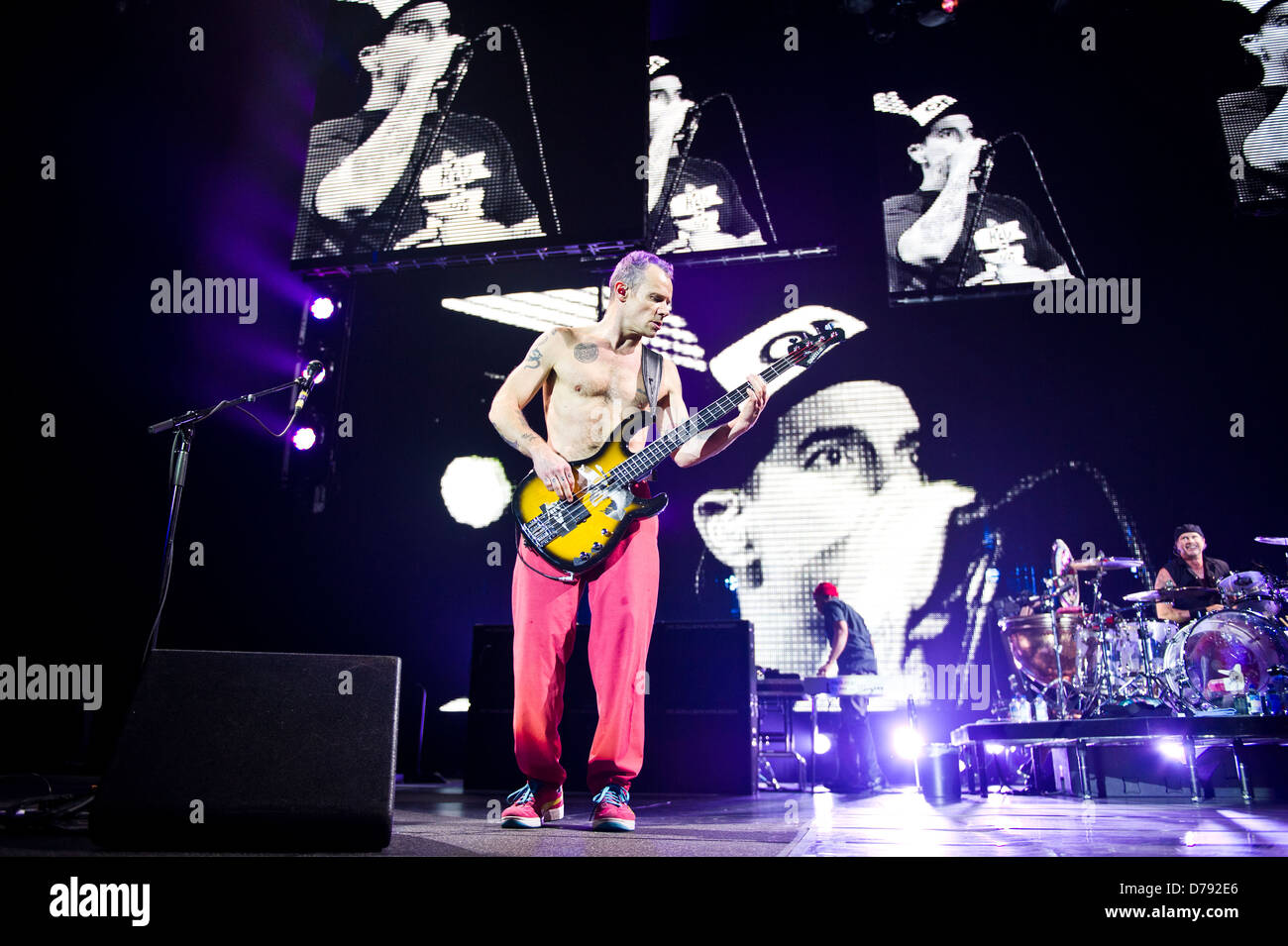Flea des Red Hot Chili Peppers en live à l'O2 Arena de Londres, Angleterre - 07.11.11 Banque D'Images