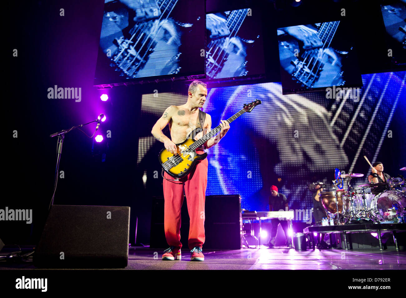 Flea des Red Hot Chili Peppers en live à l'O2 Arena de Londres, Angleterre - 07.11.11 Banque D'Images