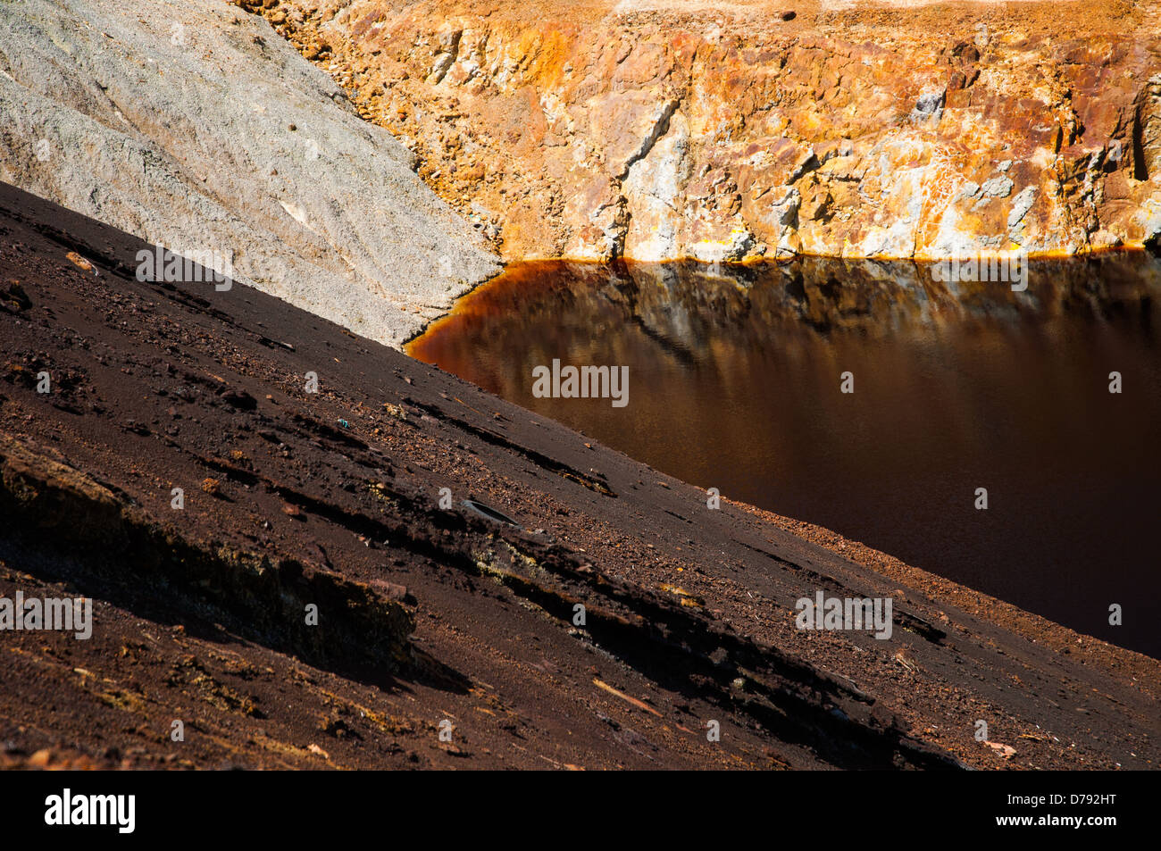 Lagune de l'acide de la mine à l'abandon Banque D'Images