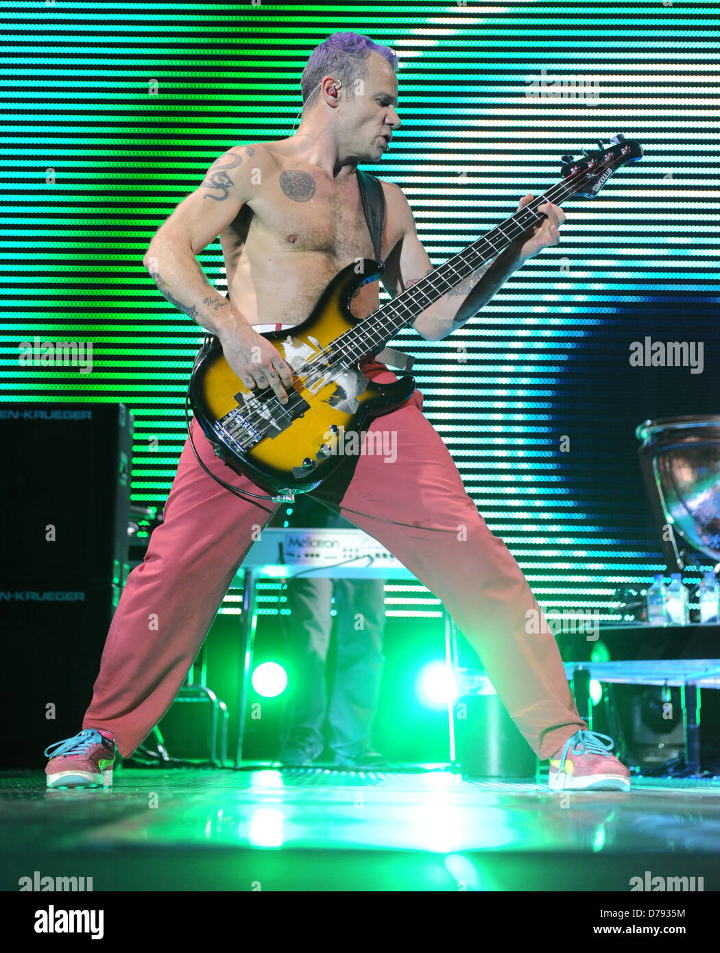 Flea des Red Hot Chili Peppers en live à l'O2 Arena de Londres, Angleterre - 07.11.11 Banque D'Images
