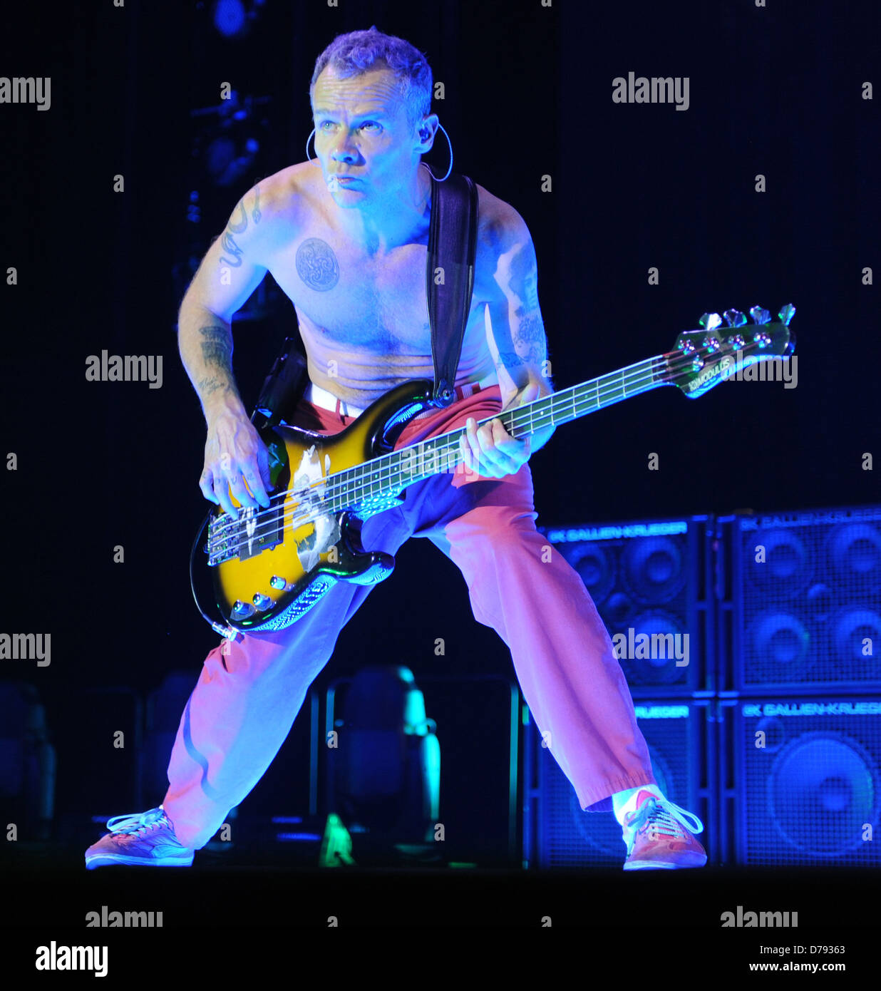 Flea des Red Hot Chili Peppers en live à l'O2 Arena de Londres, Angleterre - 07.11.11 Banque D'Images