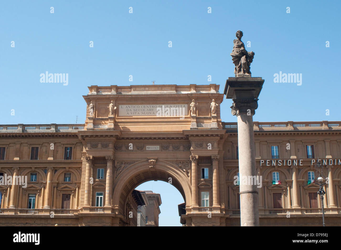 Italie, Toscane, Florence, Piazza della Repubblica Square, l'Arc de Triomphe 1895 colonne et l'Abondance Banque D'Images