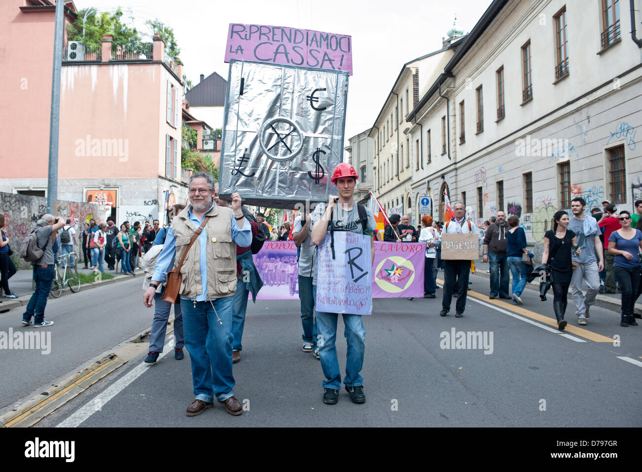 Milan, Italie - 1 mai 2013 : les hommes tiennent un coffre fort au cours des célébrations du Premier Mai à Milan où des milliers de personnes se rassemblent pour célébrer le jour de mai et pour protester contre les mesures d'austérité.. Credit : Piero Cruciatti / Alamy Live News Banque D'Images