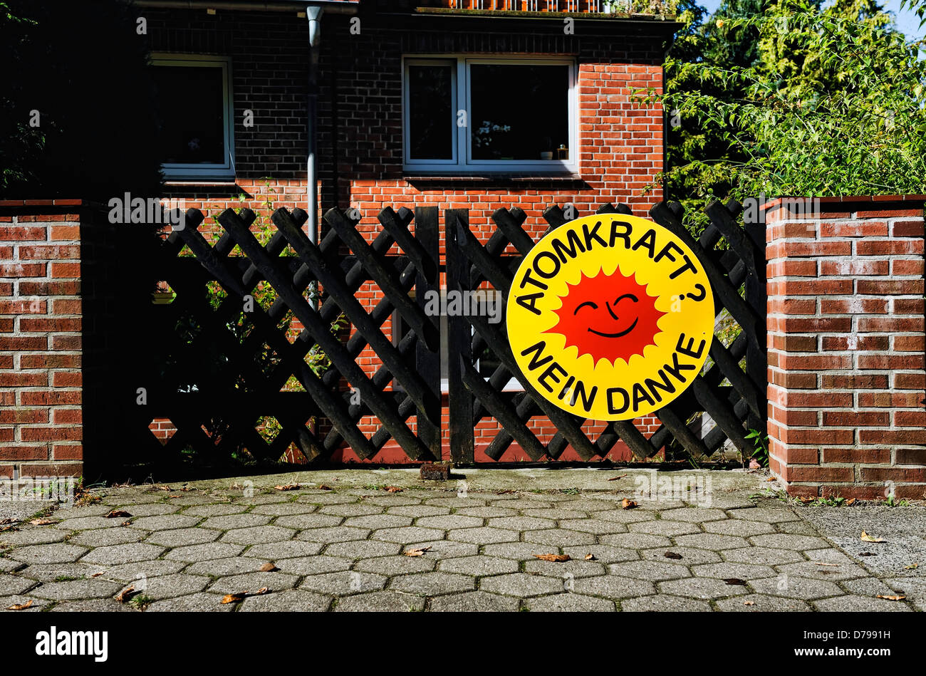 Protestation nucléaire dans une entrée dans village de montagne, Hambourg, Allemagne , Atomprotest une einer Einfahrt à Bergedorf, Hambourg, Deut Banque D'Images