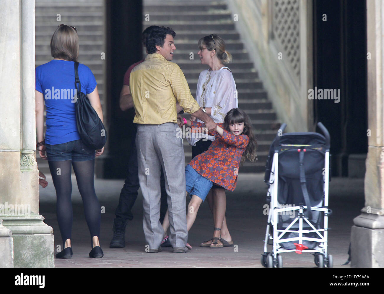 Mark Ruffalo, sa femme Sunrise Coigney et leur fille sur le tournage de "The Avengers", le tournage sur place à Manhattan Nouvelle Banque D'Images