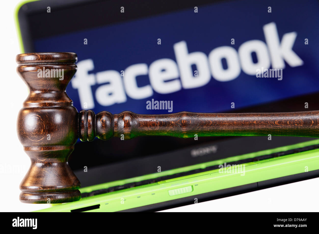 Marteau du Juge avant d'ordinateur avec logo de Facebook , Richterhammer Facebook-Logo ordinateur mit vor Banque D'Images