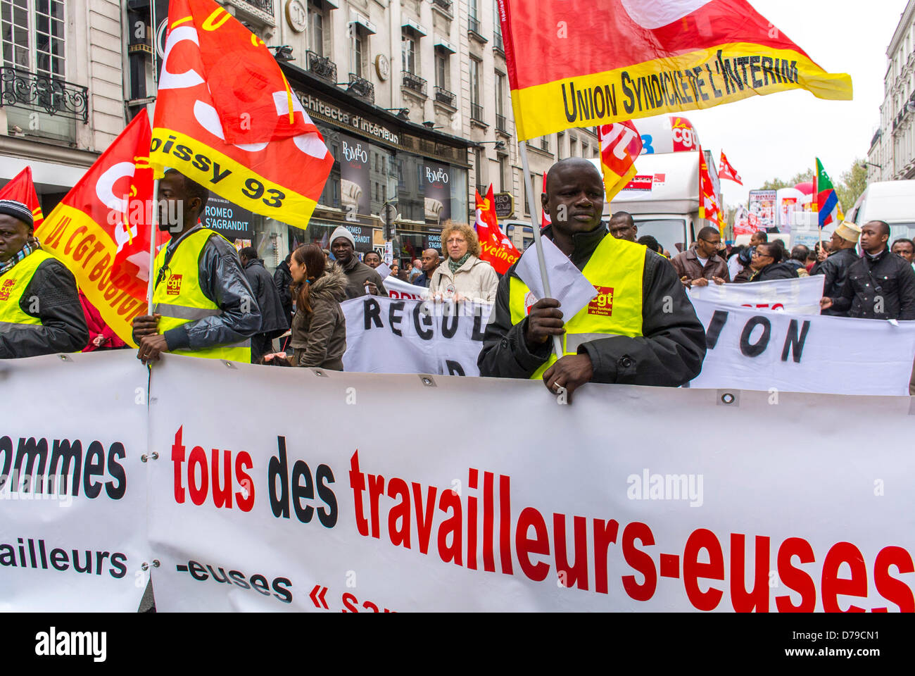 Paris, France. Les syndicats français, la CGT, et les immigrants africains Migrants sans documents, dossiers de pancartes et bannières en démonstration, de la fête du Travail Banque D'Images