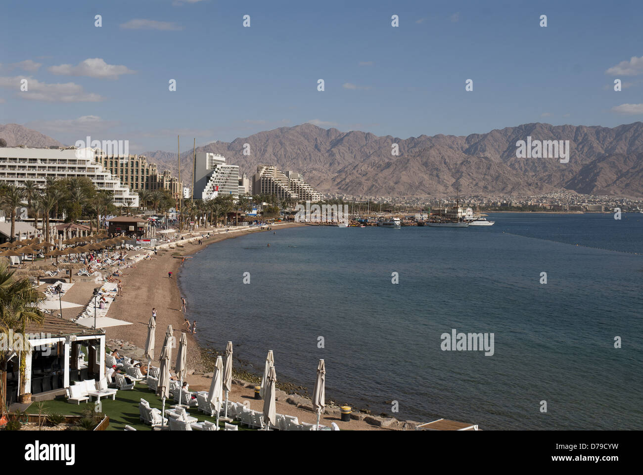Vue d'hiver de la plage centrale d'Eilat sur la mer Rouge, Israël Banque D'Images
