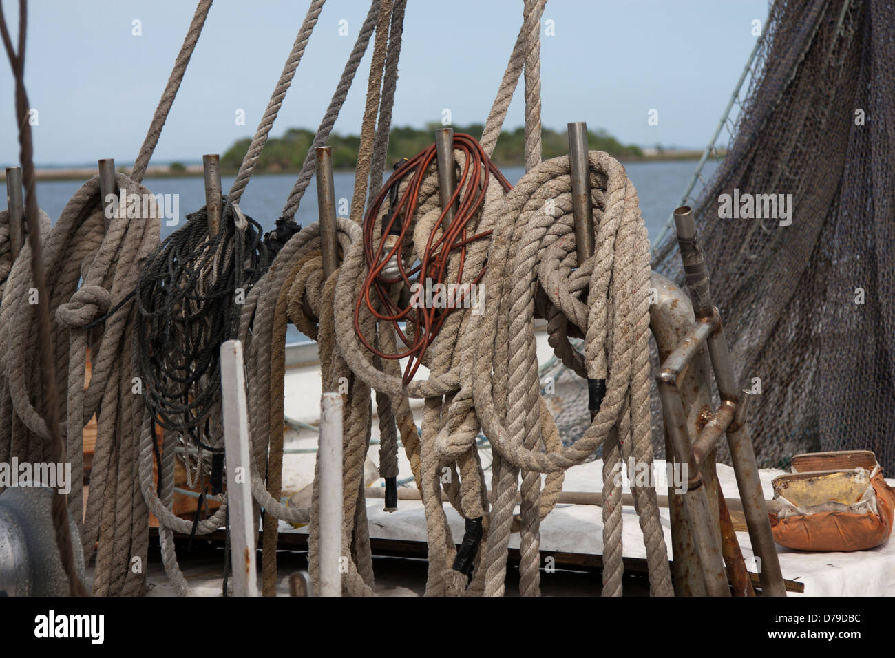 Prêt pour l'action des cordes sur un crevettier de travail dans Apalachicola, Florida, USA Banque D'Images