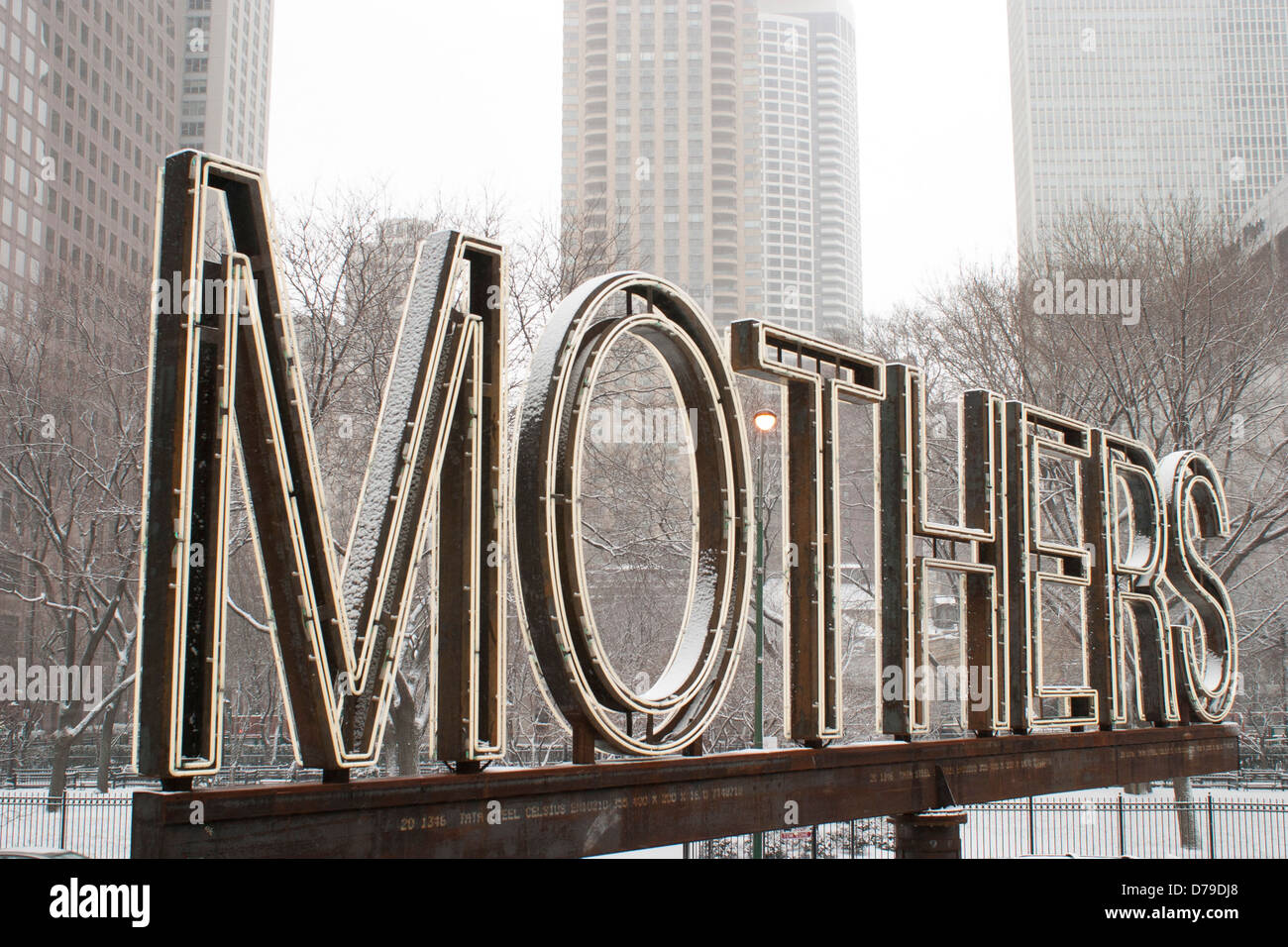 La mère de Martin Creed sculpture à Chicago, le Musée d'art contemporain qu'il en a l'air pendant la journée dans une tempête de neige Banque D'Images