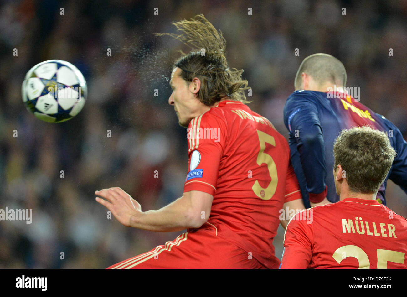 Barcelone, Gerard Pique et Daniel van Buyten de Munich (L) et Thomas Mueller (R) vie de la balle au cours de la demi-finale de l'UEFA Champions League second leg match de foot entre FC Barcelona et le FC Bayern Munich à Camp Nou à Barcelone, Espagne, 01 mai 2013. Photo : Peter Kneffel/dpa  + + +(c) afp - Bildfunk + + + Banque D'Images