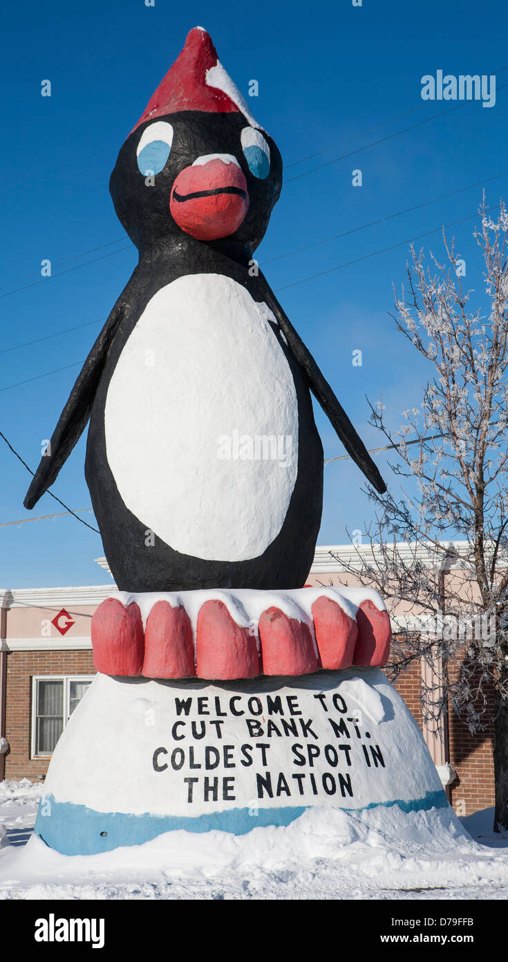 Une grande sculpture de pingouin proclame 'Bienvenue à Cut Bank MT. Endroit le plus froid dans la nation". Banque D'Images