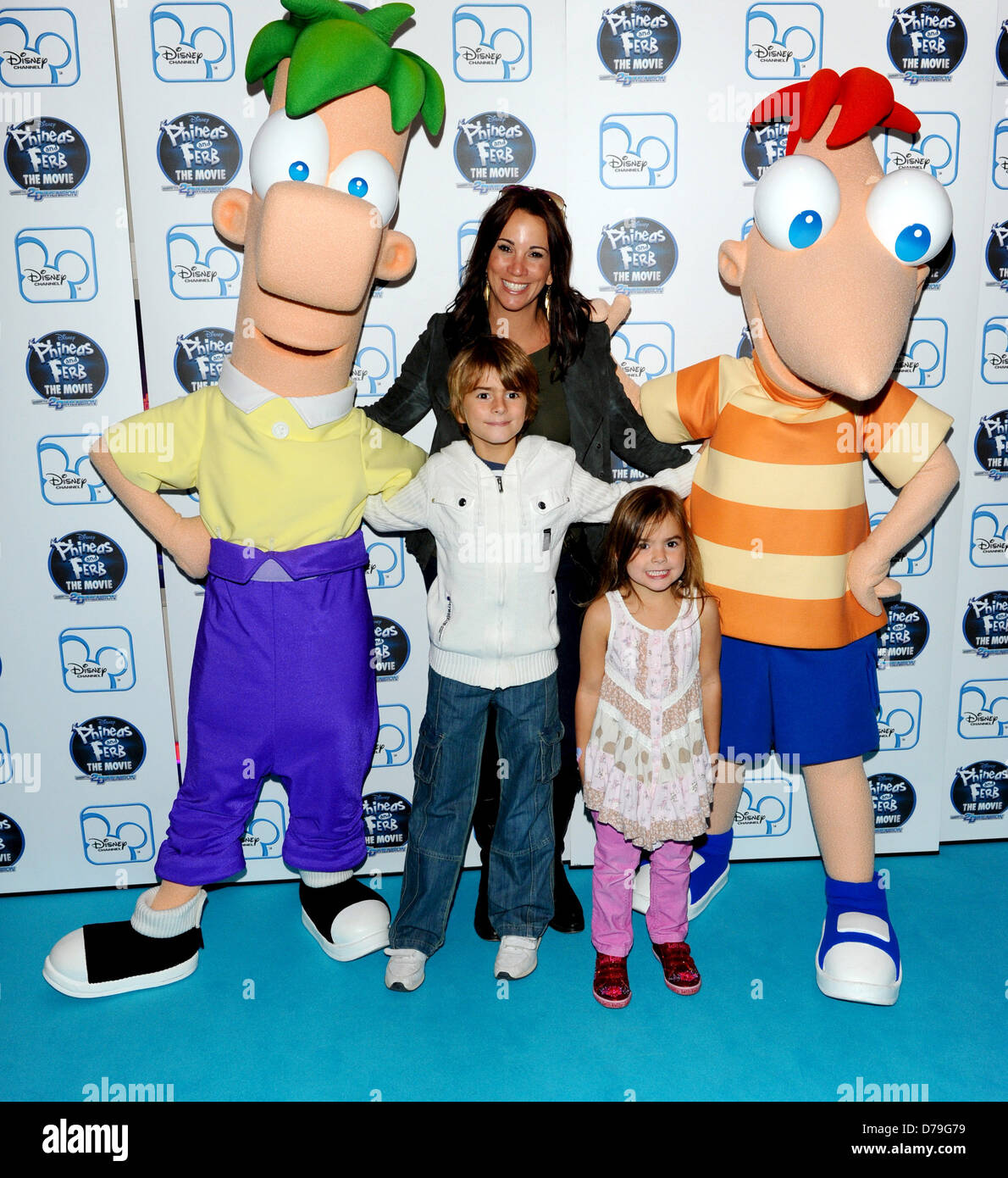 Andrea Mclean et ses enfants l'UK premiere du Disney's 'Phineas et Ferb : dans l'ensemble de 2ème Dimension' Apollo Piccadilly Circus Banque D'Images