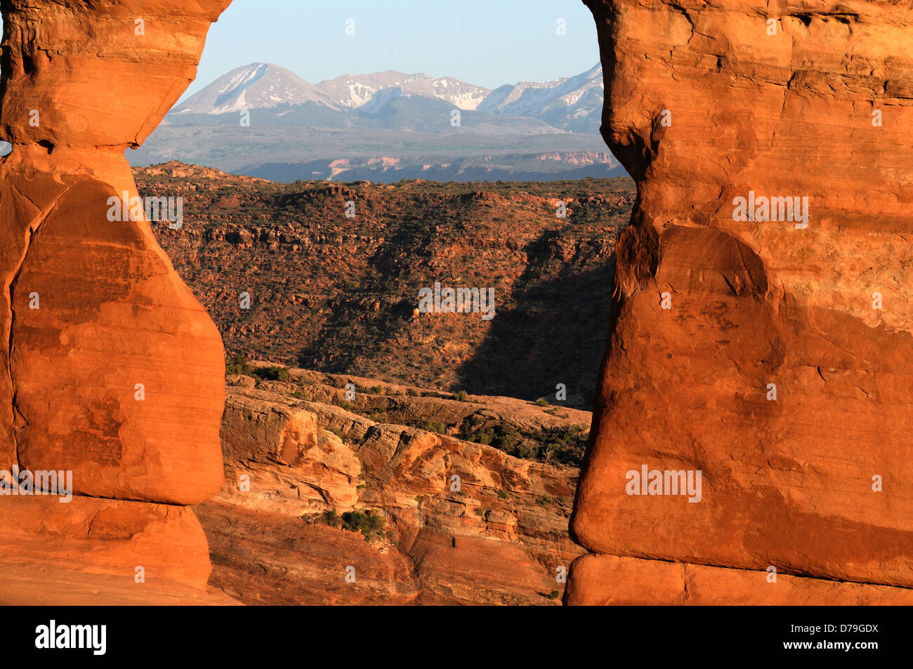 Delicate Arch au coucher du soleil Parc National Arches dans l'Utah en grès rouge rock formation lueur brillant montagnes la sal encadrée du châssis Banque D'Images