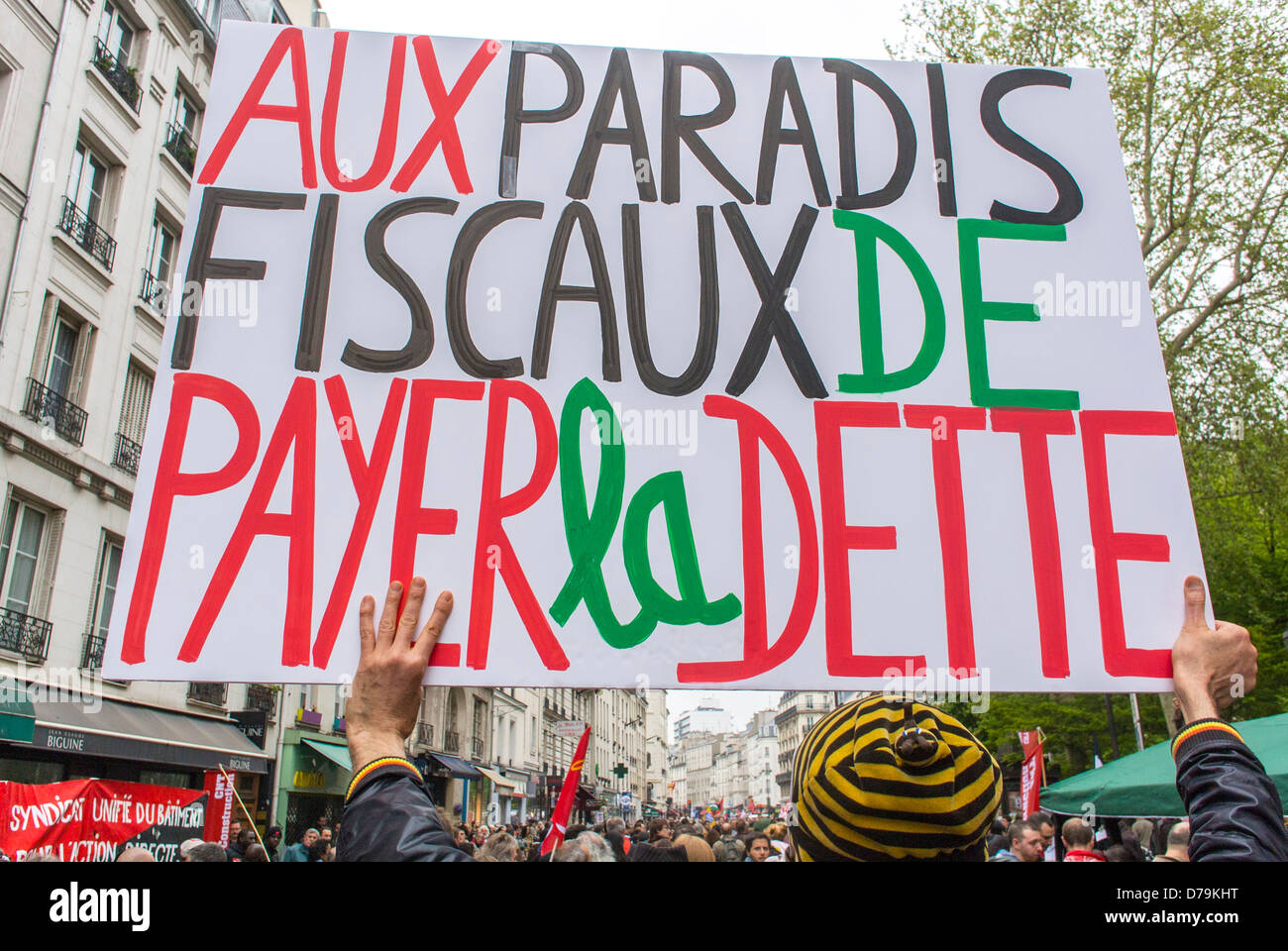 Paris, France, syndicats français, , manifestation le 1er mai, Fête du travail, Man Holdignn proteste Sign On Street : 'c'est pour les paradis fiscaux de payer la dette (nationale) des slogans de justice sociale Banque D'Images