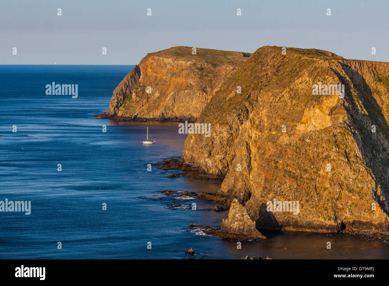 Vue de l'Inspiration Point sur l'île East Anacapa avec voilier, Channel Islands National Park, California, USA Banque D'Images