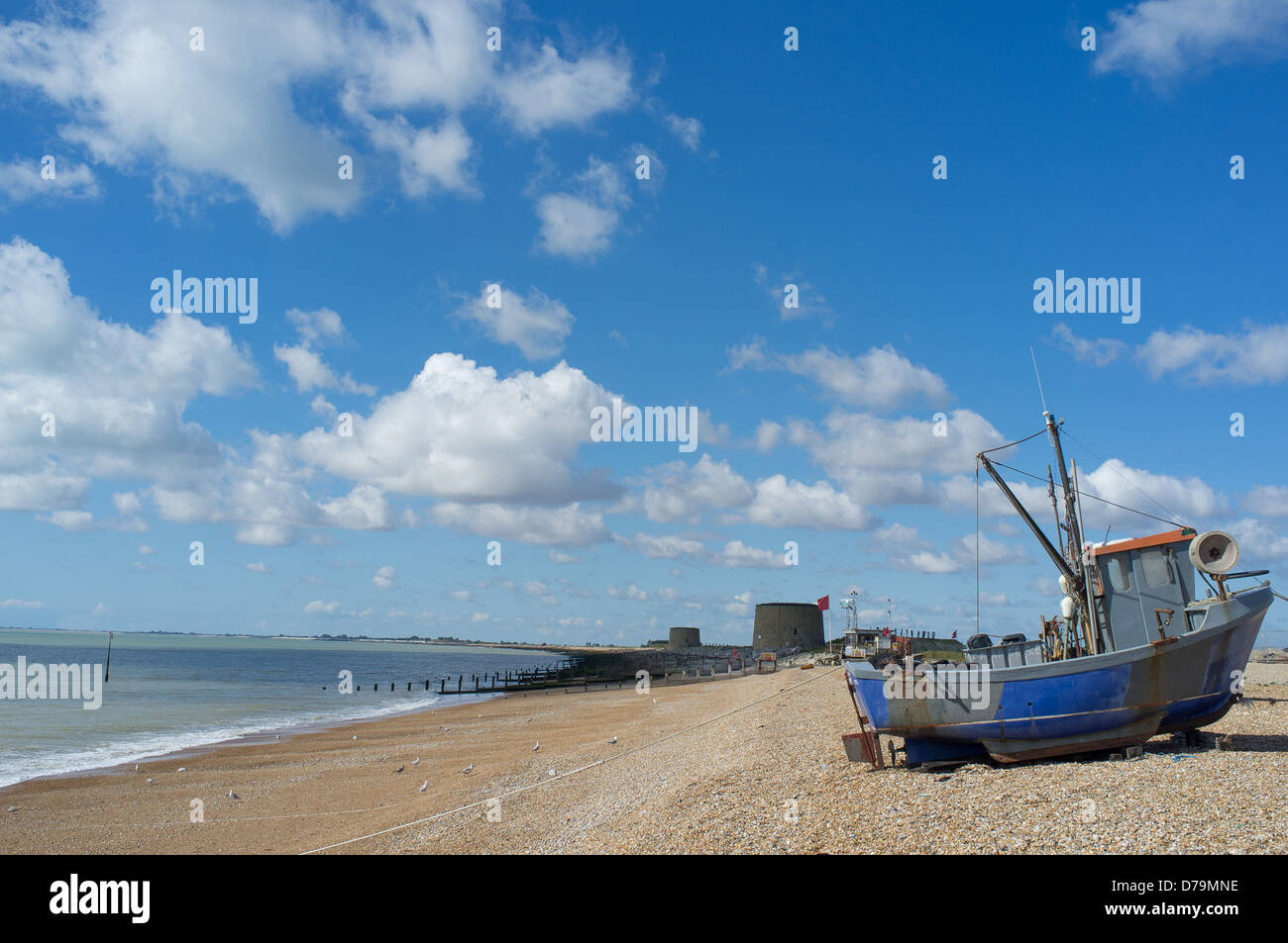 Bateau de pêche, la plage et au-dessus de la ligne de marée haute de Hythe, dans le Kent, UK Banque D'Images