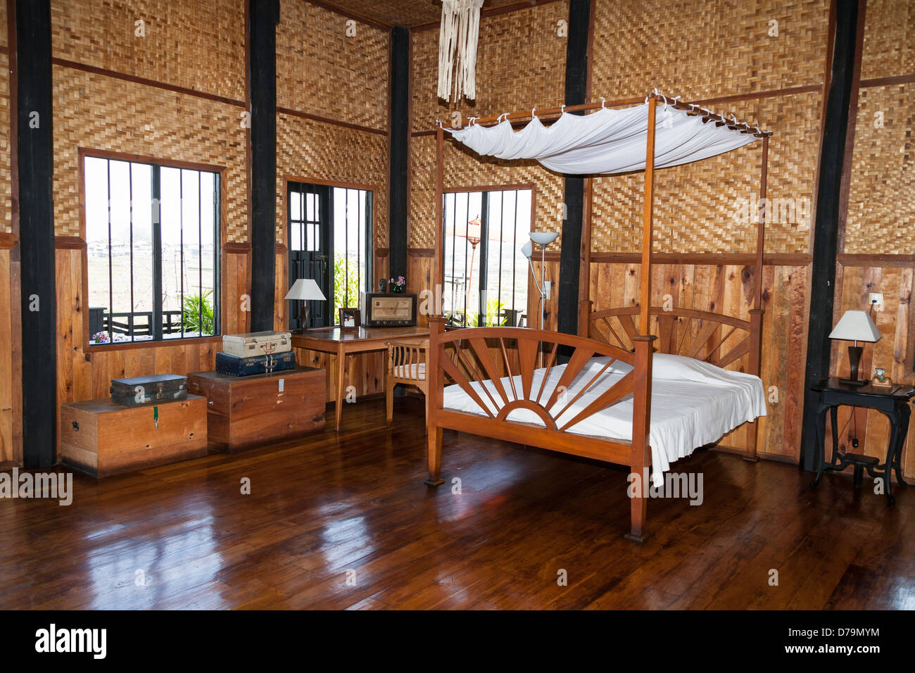 L'intérieur de la chambre à coucher Inthar Heritage House, Inpawkhon Village, lac Inle, l'État de Shan, Myanmar (Birmanie), Banque D'Images