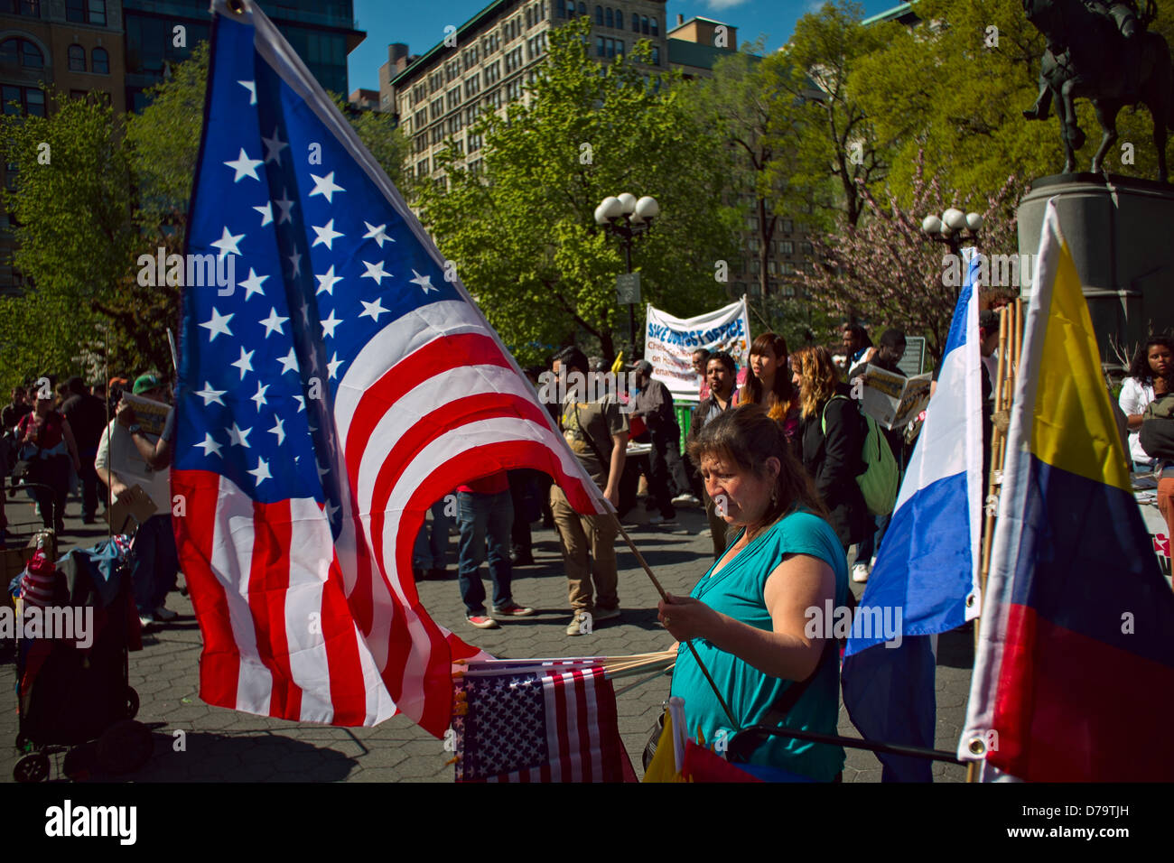 Mercredi, Mai 1, 2013, New York, NY, US : Un vendeur vend United States flags, protestataires, certains appelant à mettre fin au capitalisme, se rassembler dans l'Union Square à New York pour marquer la Journée internationale du Travail, également connu sous le nom de jour de mai. Banque D'Images