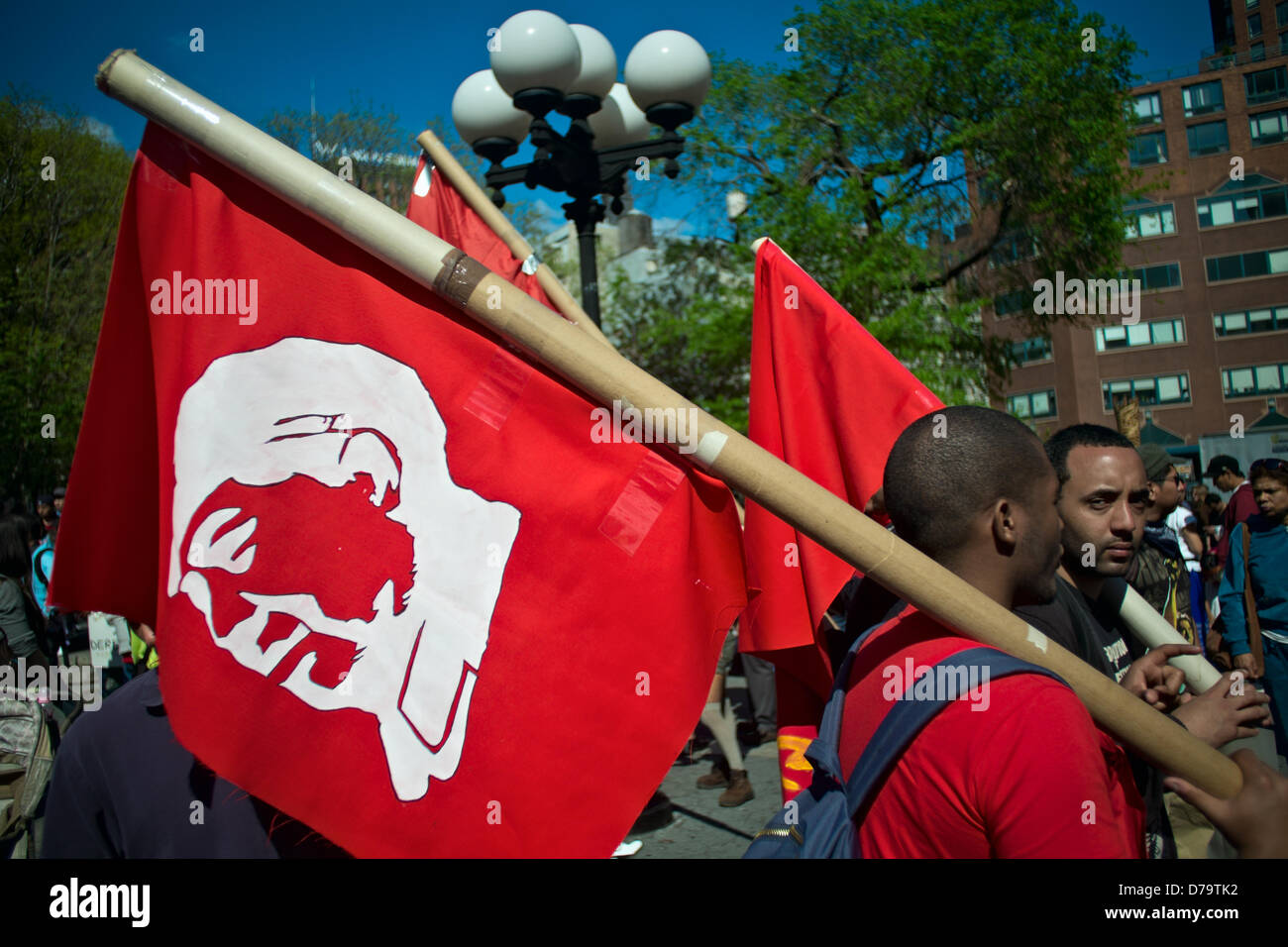 Mercredi, Mai 1, 2013, New York, NY, États-Unis : Deux jeunes hommes tenir les drapeaux rouges, l'un portant une image de Mao Zedong, que les manifestants se rassemblent à New York's Union Square pour marquer la Journée internationale du Travail, également connu sous le nom de jour de mai. Banque D'Images