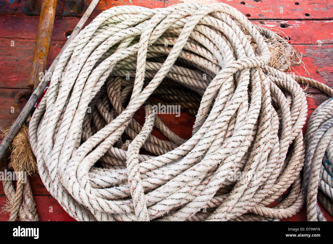 La bobine de l'ancienne corde blanche placée sur le navire Banque D'Images
