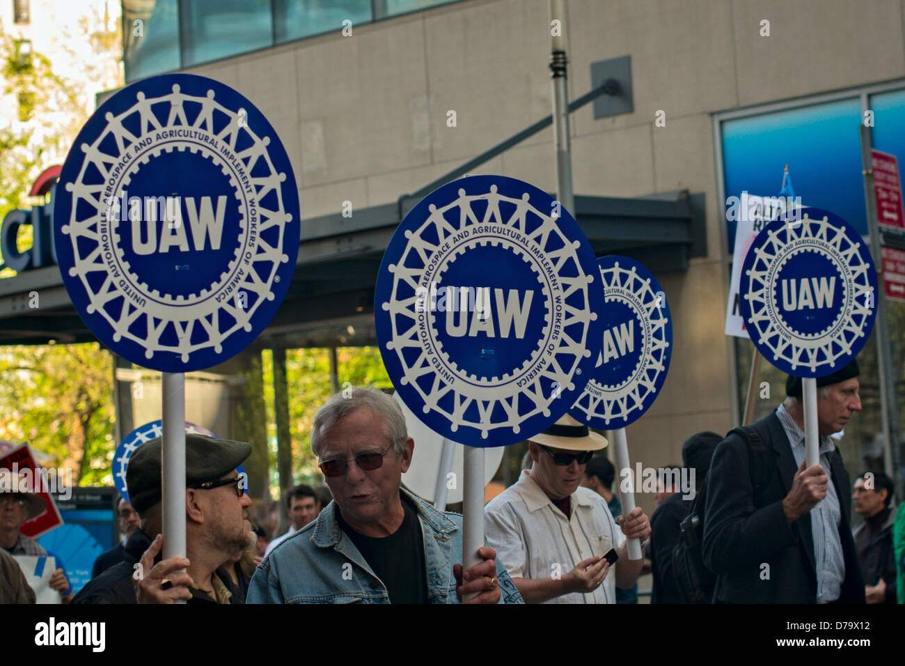 Mercredi, Mai 1, 2013, New York, NY, US : les droits des travailleurs manifestants, y compris les membres de l'United Auto Workers, mars sur Broadway vers l'hôtel de ville après un rassemblement à New York's Union Square pour marquer la Journée internationale du Travail, également connu sous le nom de jour de mai. Banque D'Images
