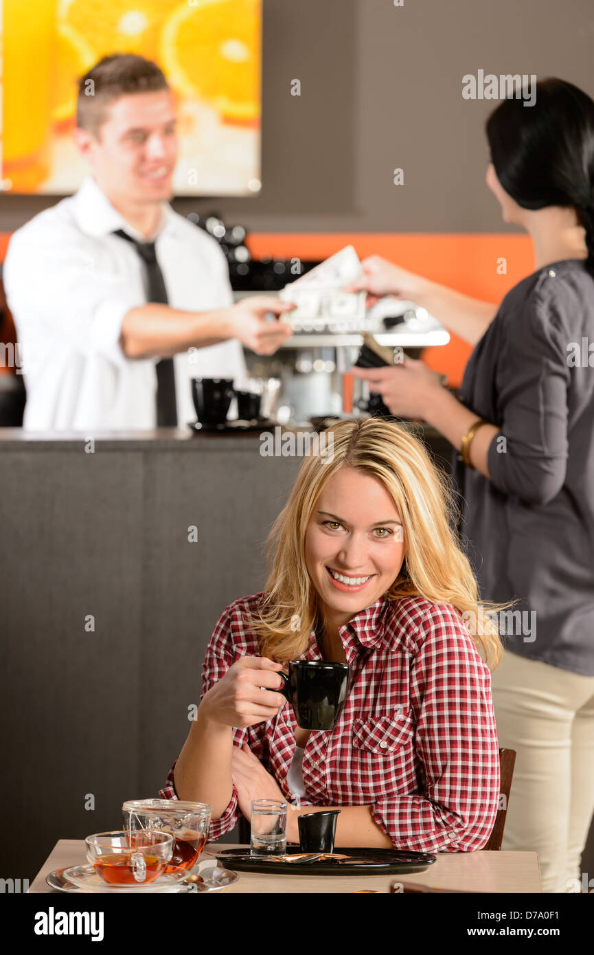 Happy female customer in cafe espresso potable looking at camera Banque D'Images