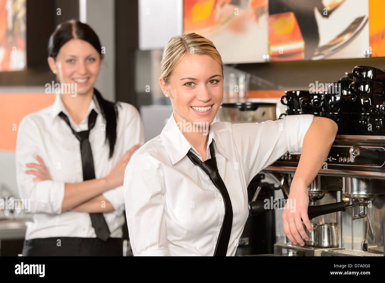 Deux femmes posant dans coffee house en uniforme Banque D'Images