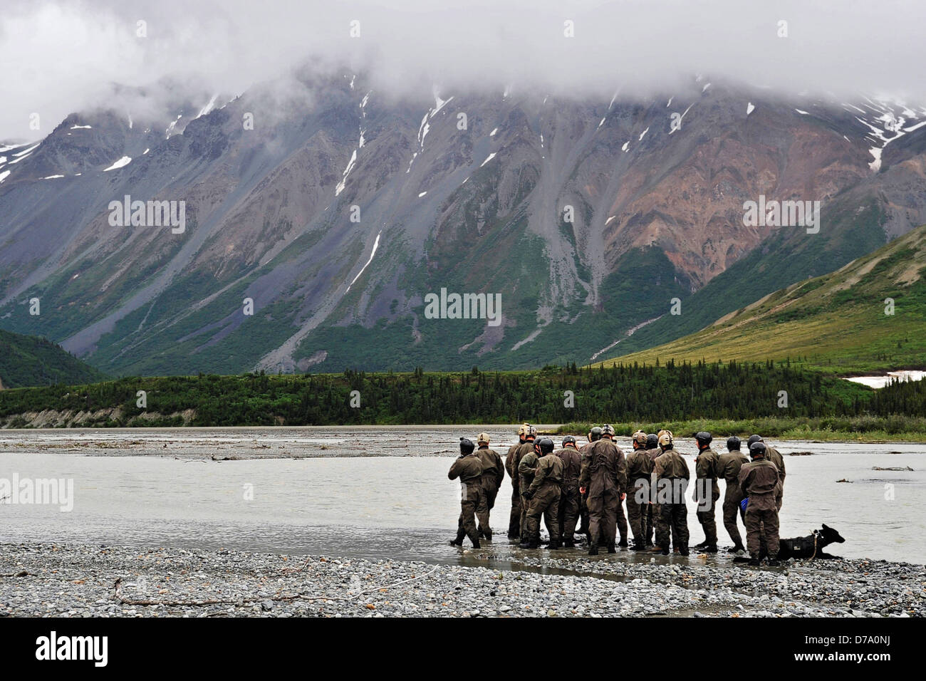 Navy SEALs Se préparer à traverser le ruisseau Phelan Banque D'Images
