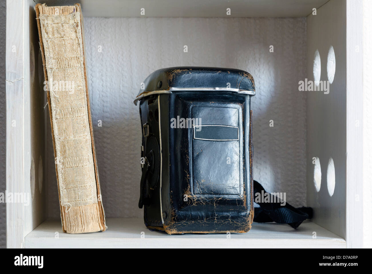 Cas en cuir de TLR photo numérique au vieux livre déchiqueté sur l'étagère Banque D'Images