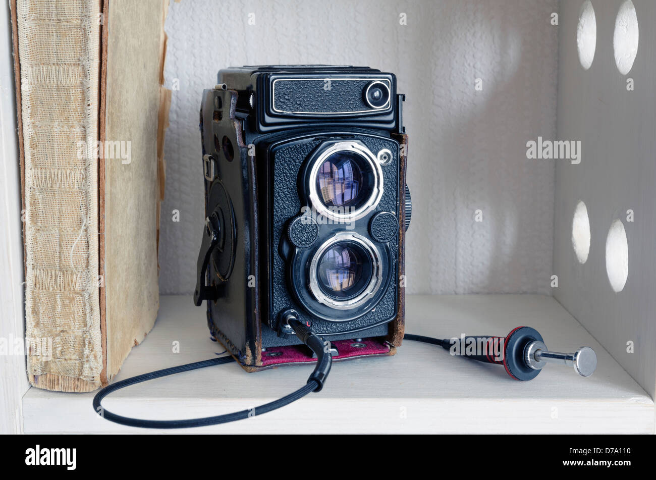 Vintage TLR Appareil photo caméra avec obturateur externe sur l'étagère blanche Banque D'Images