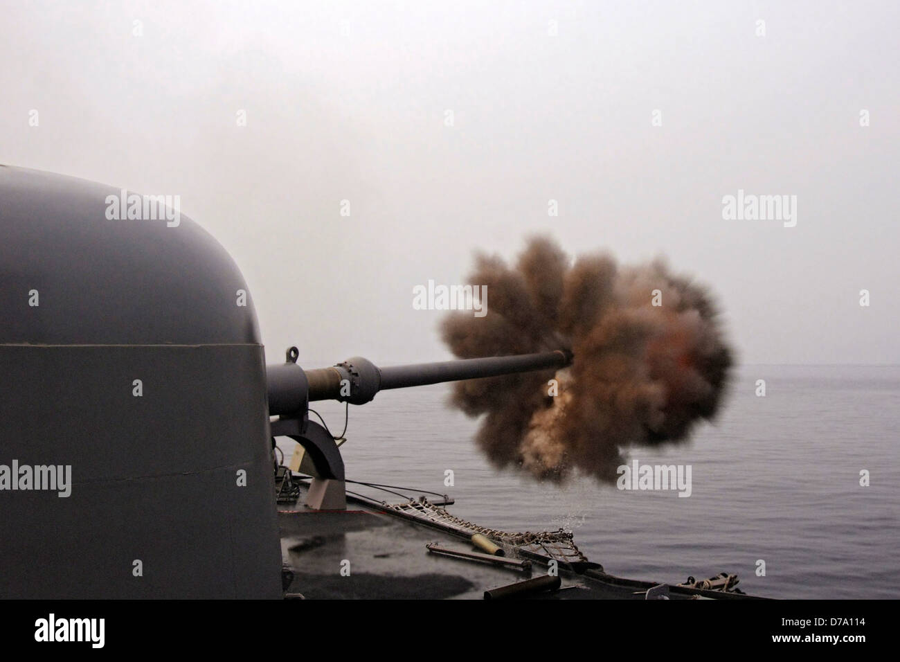 USS Ford ses feux MK 75 76mm/3 pouces au cours des armes à feu à la cible Banque D'Images