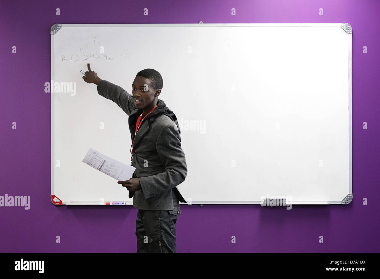 Un conférencier de l'Afrique du Sud en montrant sa carte blanche comme il l'enseigne aux étudiants les principes de mathématiques Banque D'Images