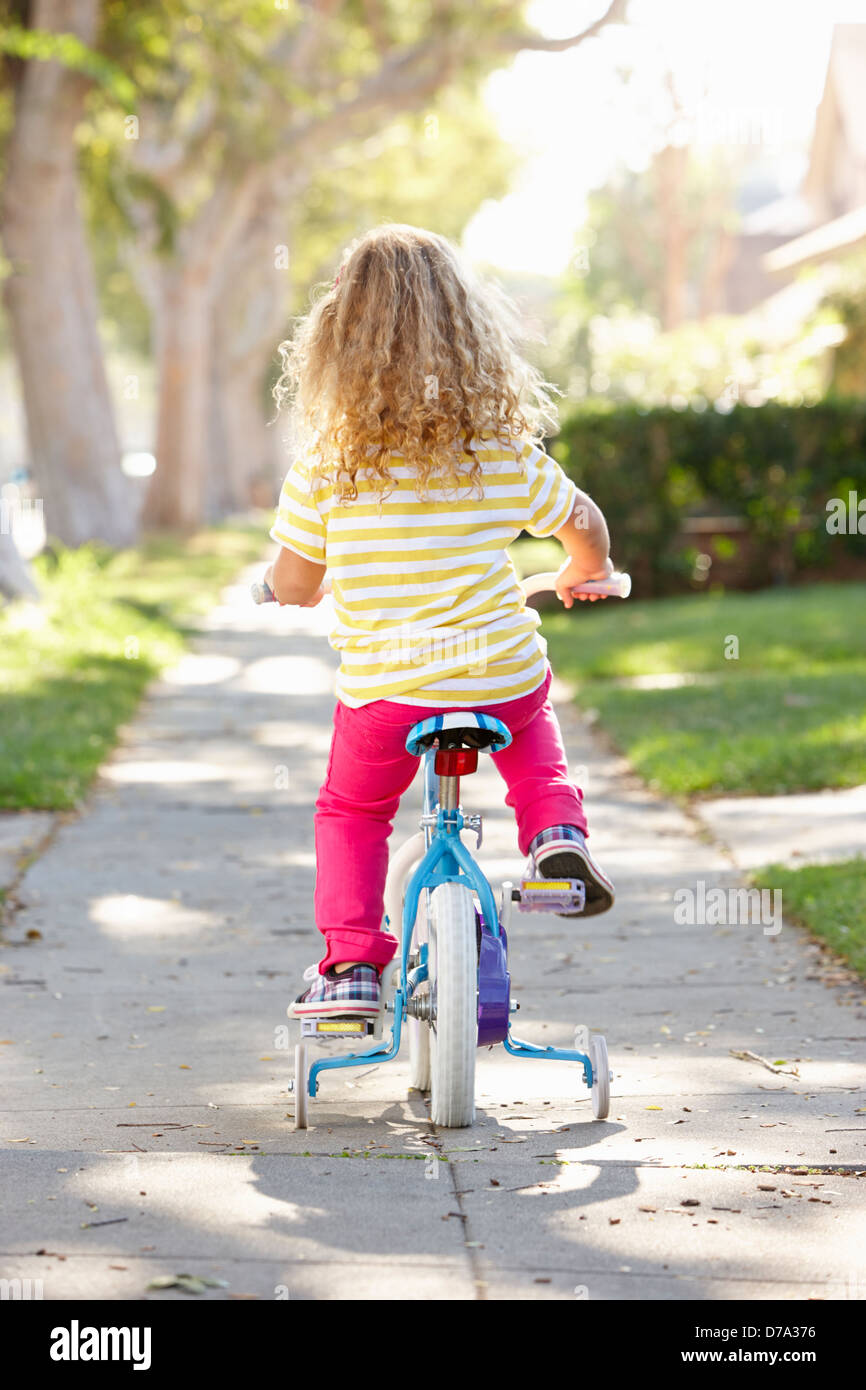 Girl Learning To Ride Bike sur le chemin Banque D'Images