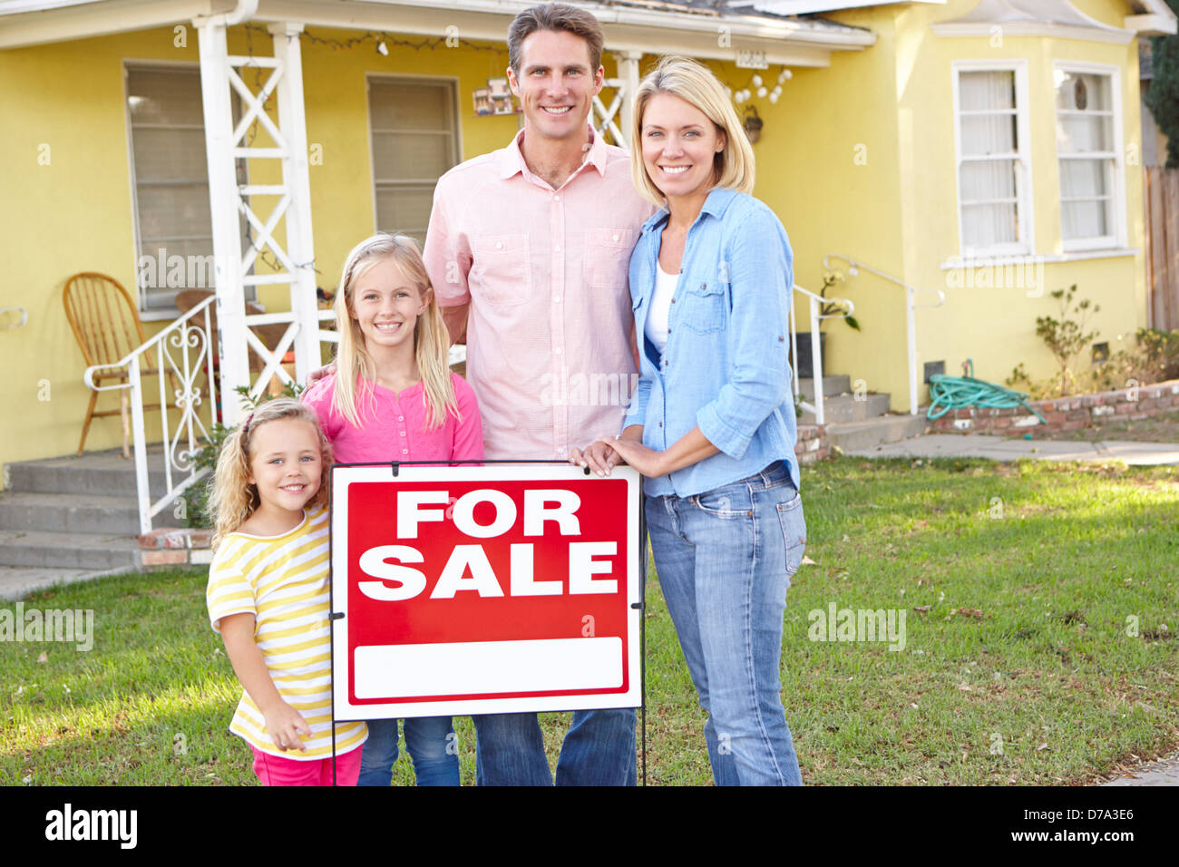 Family For Sale Sign Outside Home Banque D'Images