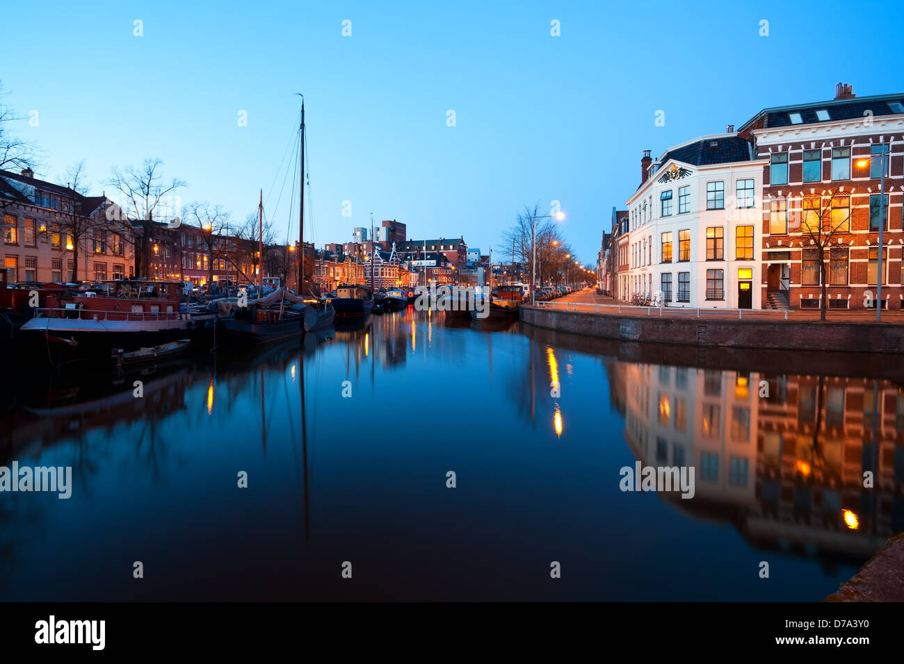 Groningen canal street avec les navires en nuit Banque D'Images