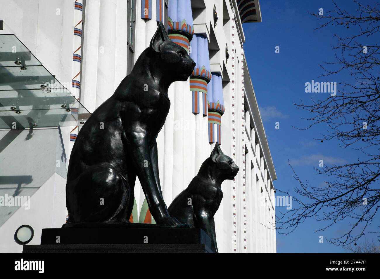 Chat noir à l'extérieur de sculptures grand Londres chambre (anciennement Carreras usine de cigarettes) à Mornington Crescent, London, UK Banque D'Images