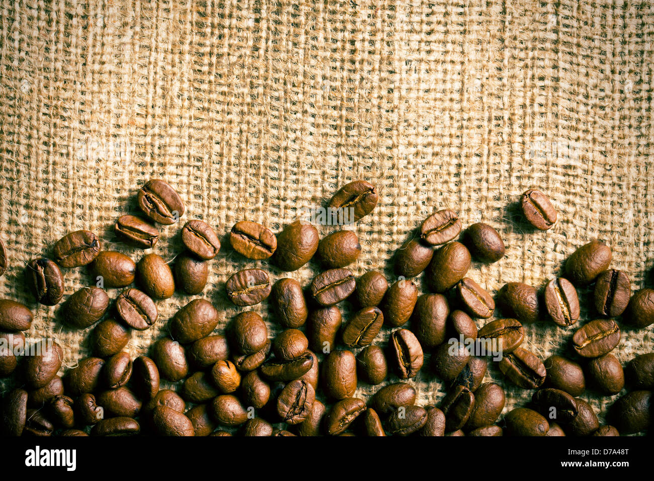 Les grains de café sur fond de toile Banque D'Images